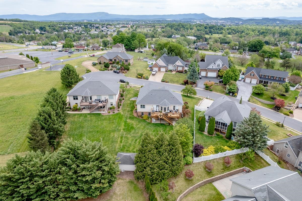 121 LEONARD CT, HARRISONBURG, Virginia 22801, 4 Bedrooms Bedrooms, ,3 BathroomsBathrooms,Residential,121 LEONARD CT,677193 MLS # 677193