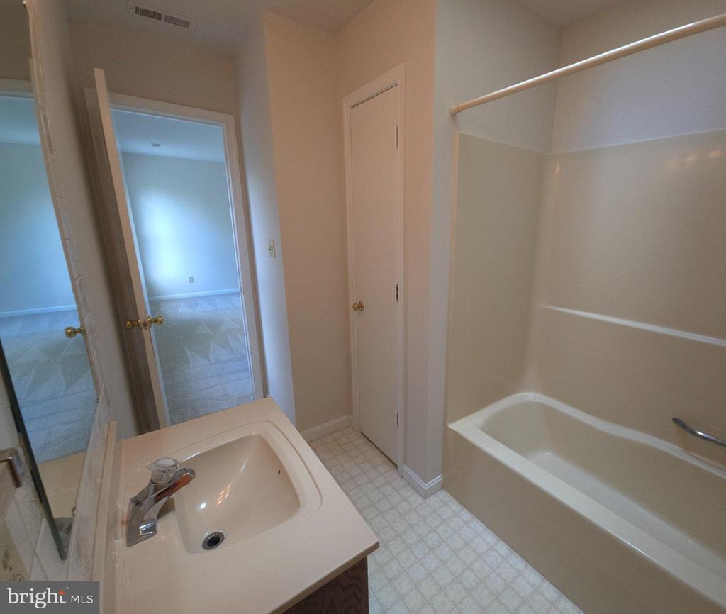 5072 LAVELLE DR, FREDERICKSBURG, Virginia 22407, 5 Bedrooms Bedrooms, ,2 BathroomsBathrooms,Residential,5072 LAVELLE DR,VASP2041780 MLS # VASP2041780