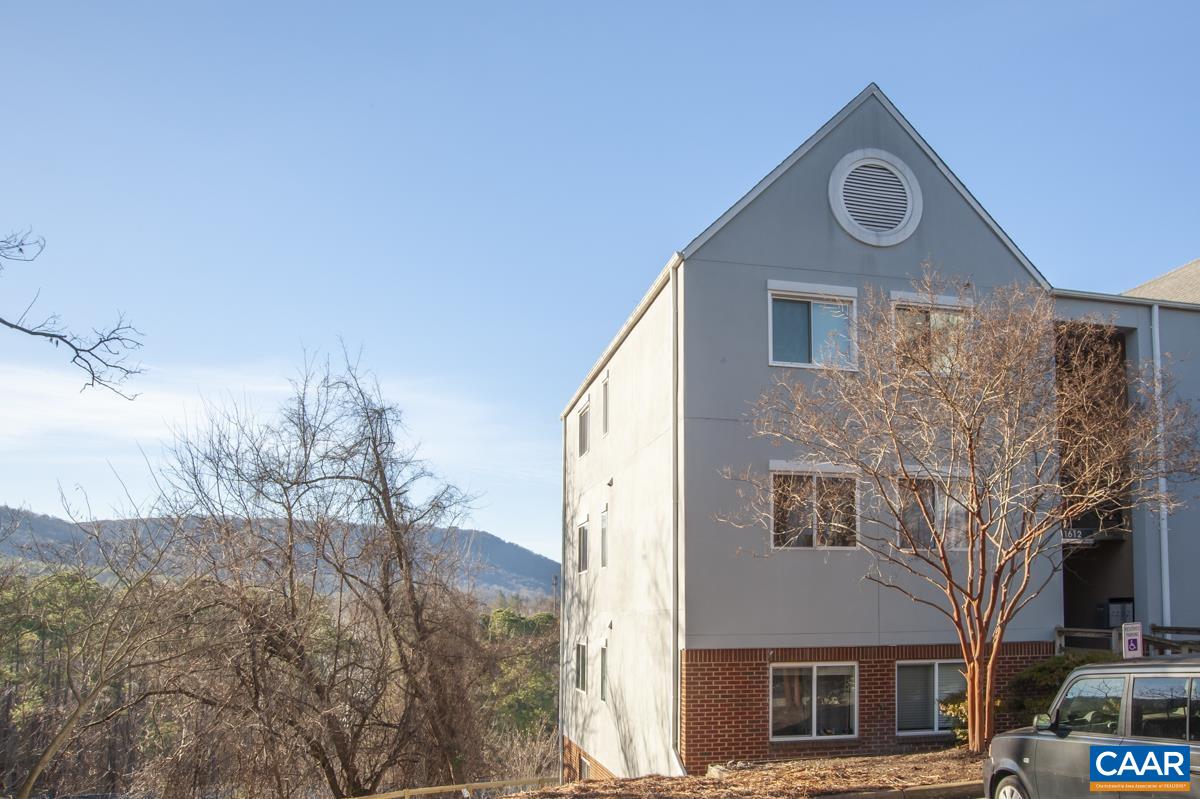 1612 MONTICELLO AVE, CHARLOTTESVILLE, Virginia 22902, ,1 BathroomBathrooms,Residential,Belmont with great views!,1612 MONTICELLO AVE,677011 MLS # 677011