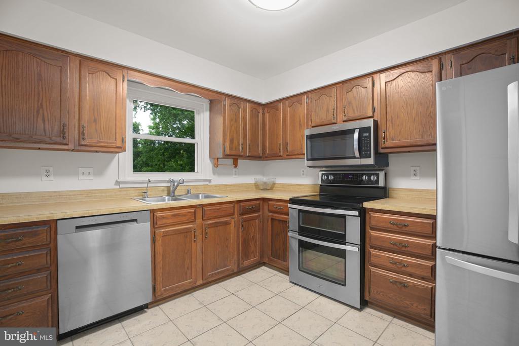 10608 HOLLEYBROOKE DR, SPOTSYLVANIA, Virginia 22553, 4 Bedrooms Bedrooms, ,3 BathroomsBathrooms,Residential,10608 HOLLEYBROOKE DR,VASP2041912 MLS # VASP2041912