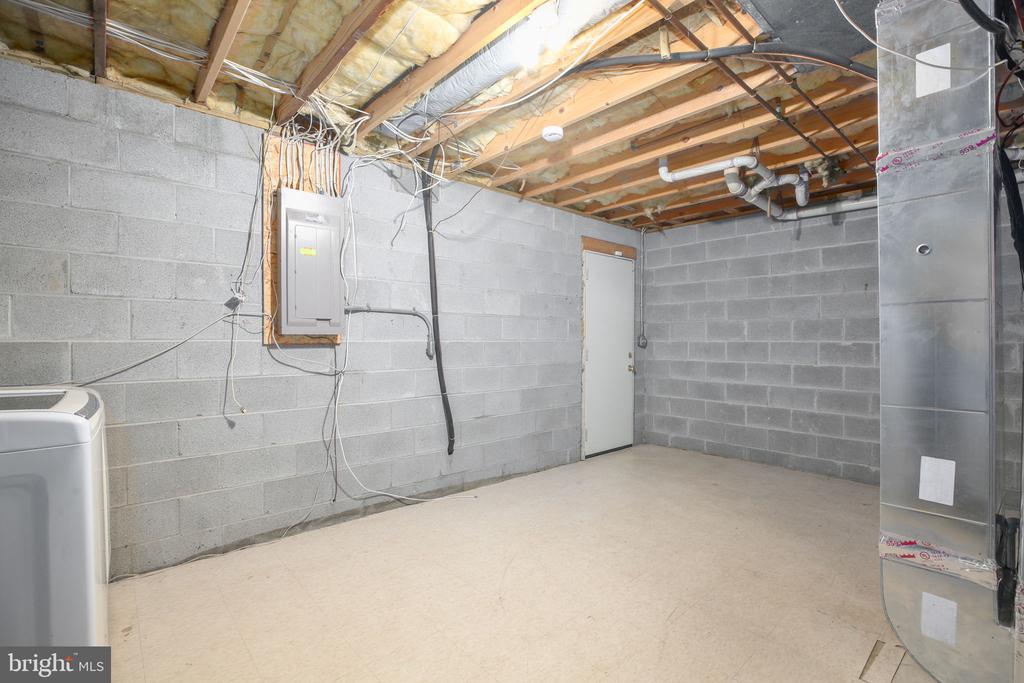 10608 HOLLEYBROOKE DR, SPOTSYLVANIA, Virginia 22553, 4 Bedrooms Bedrooms, ,3 BathroomsBathrooms,Residential,10608 HOLLEYBROOKE DR,VASP2041912 MLS # VASP2041912