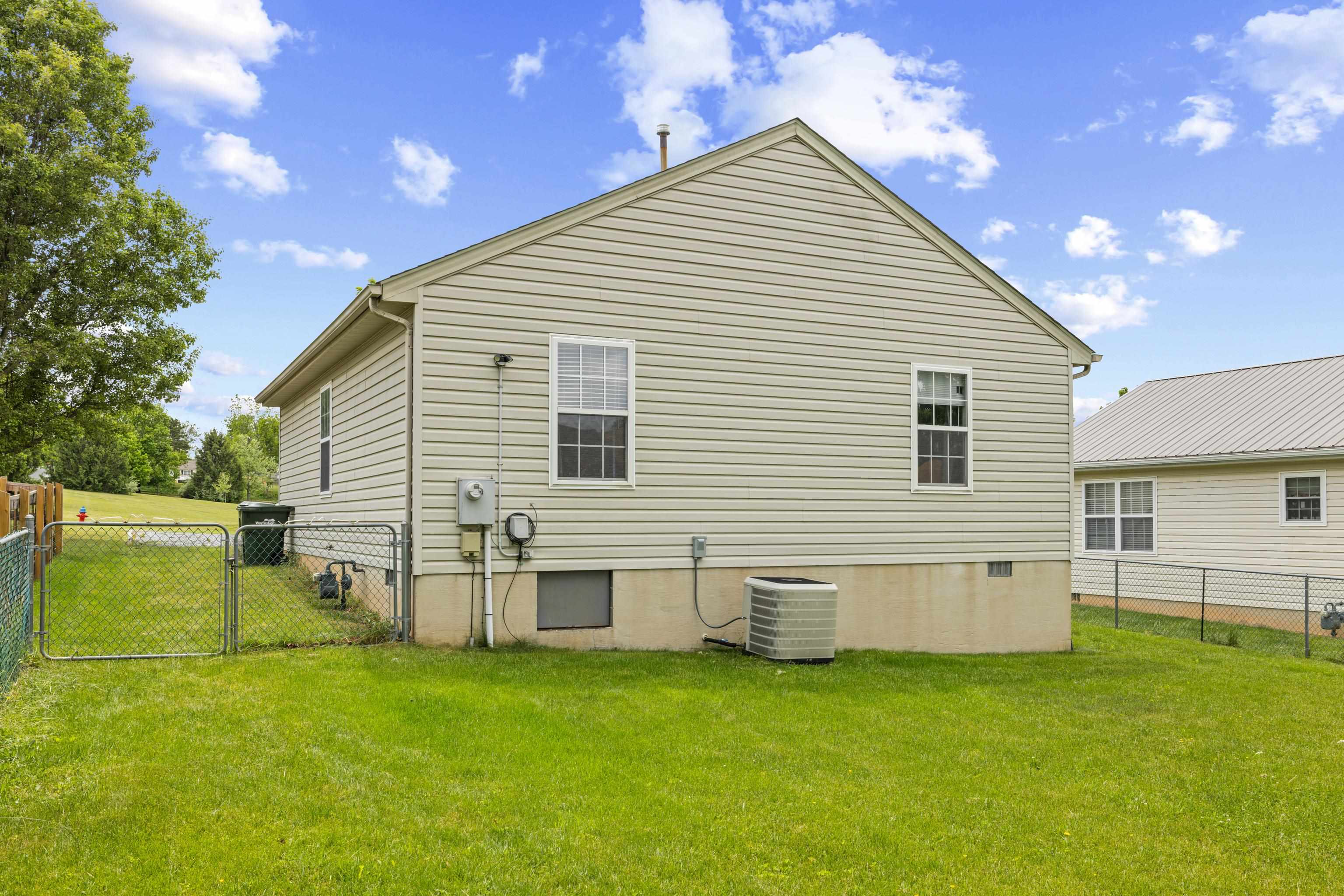 1005 D ST, WAYNESBORO, Virginia 22980, 3 Bedrooms Bedrooms, ,1 BathroomBathrooms,Residential,1005 D ST,677219 MLS # 677219