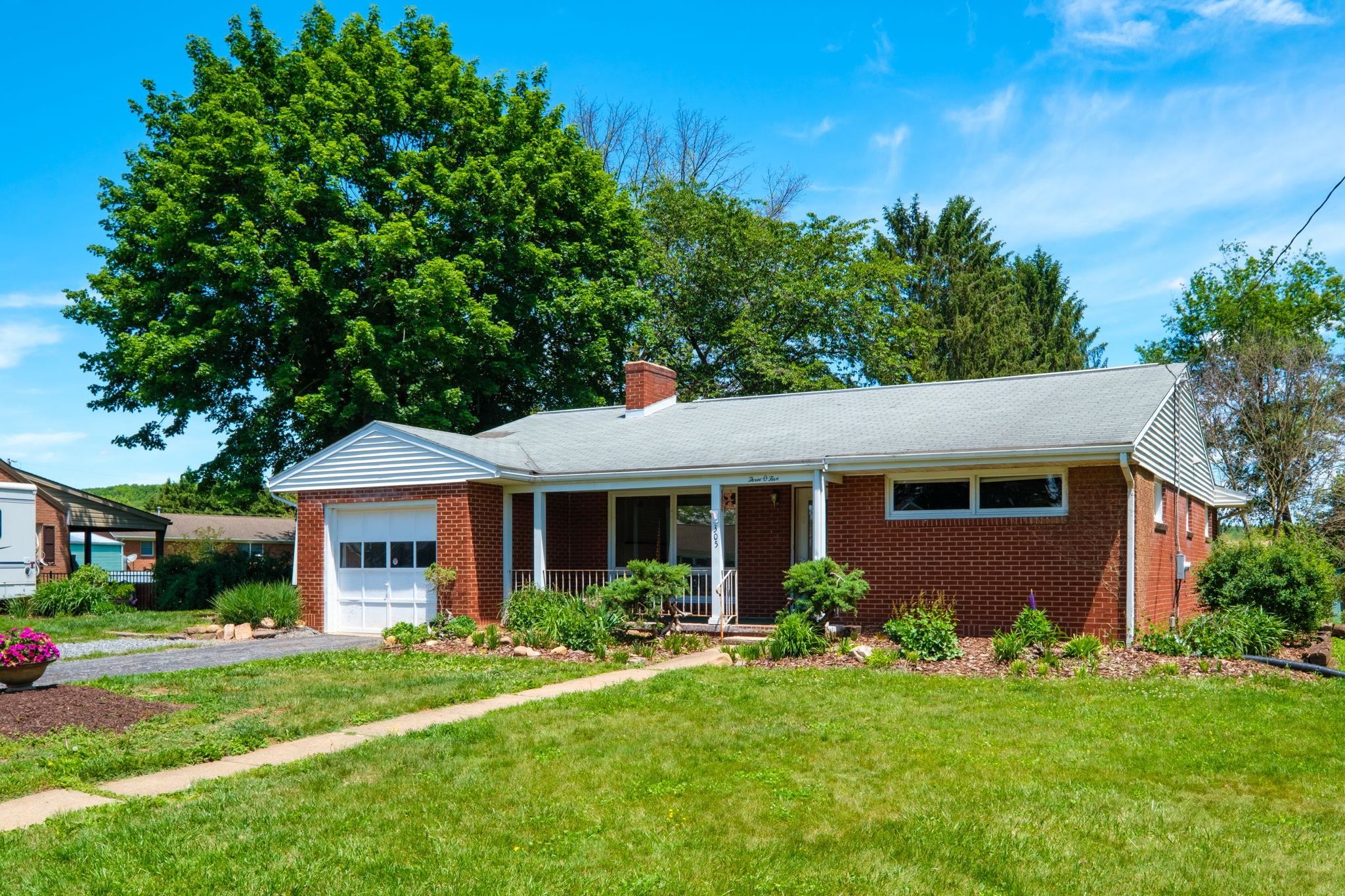 305 HIGH ST, BRIDGEWATER, Virginia 22812, 2 Bedrooms Bedrooms, ,1 BathroomBathrooms,Residential,Smith,305 HIGH ST,677265 MLS # 677265