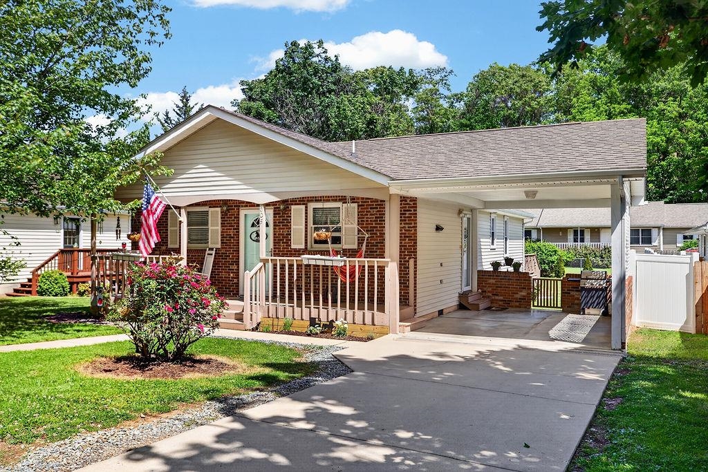 605 RANDOLPH ST, STAUNTON, Virginia 24401, 3 Bedrooms Bedrooms, ,2 BathroomsBathrooms,Residential,605 RANDOLPH ST,677270 MLS # 677270
