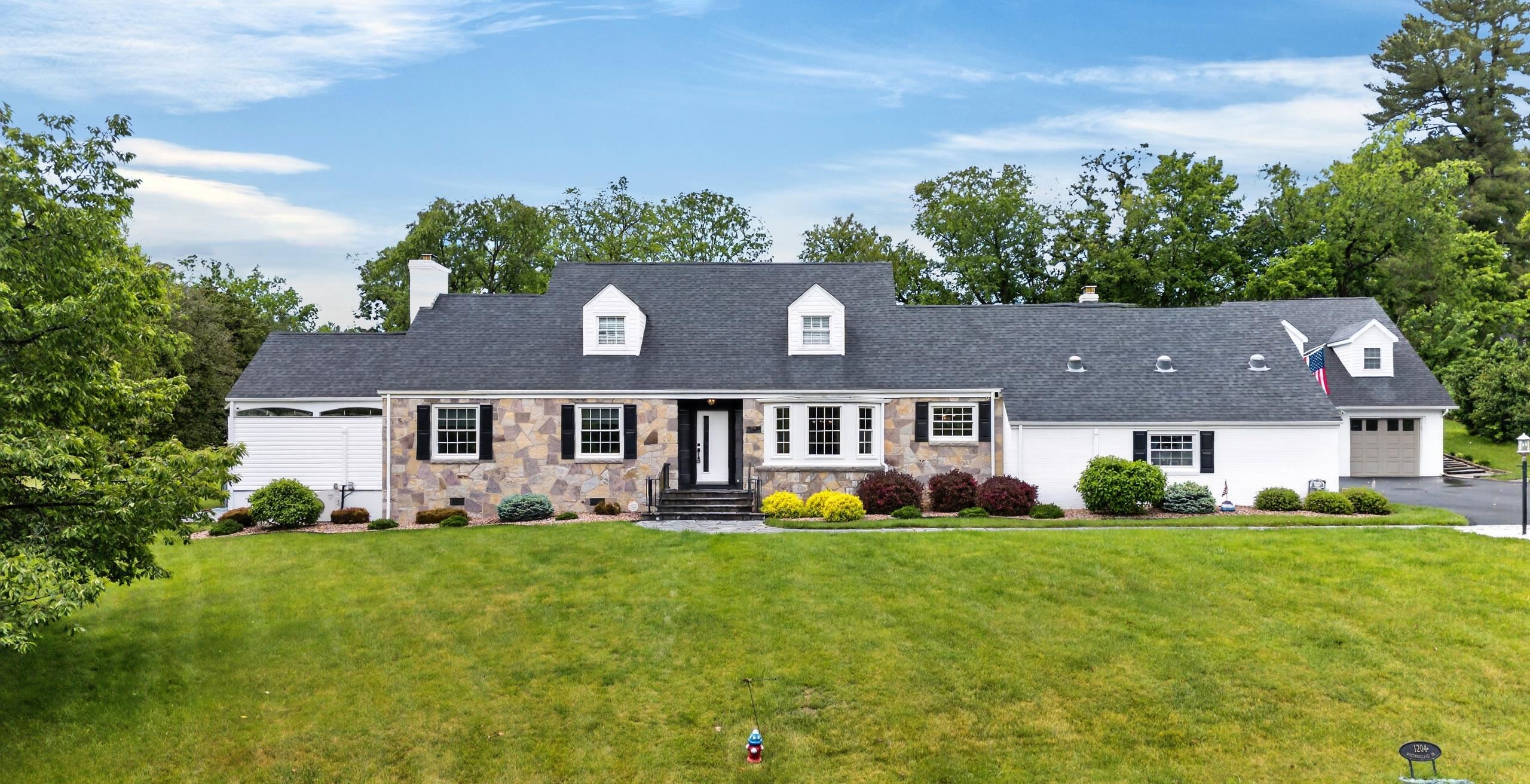 1204 WESTMORELAND DR, STAUNTON, Virginia 24401, 5 Bedrooms Bedrooms, ,4 BathroomsBathrooms,Residential,1204 WESTMORELAND DR,677272 MLS # 677272