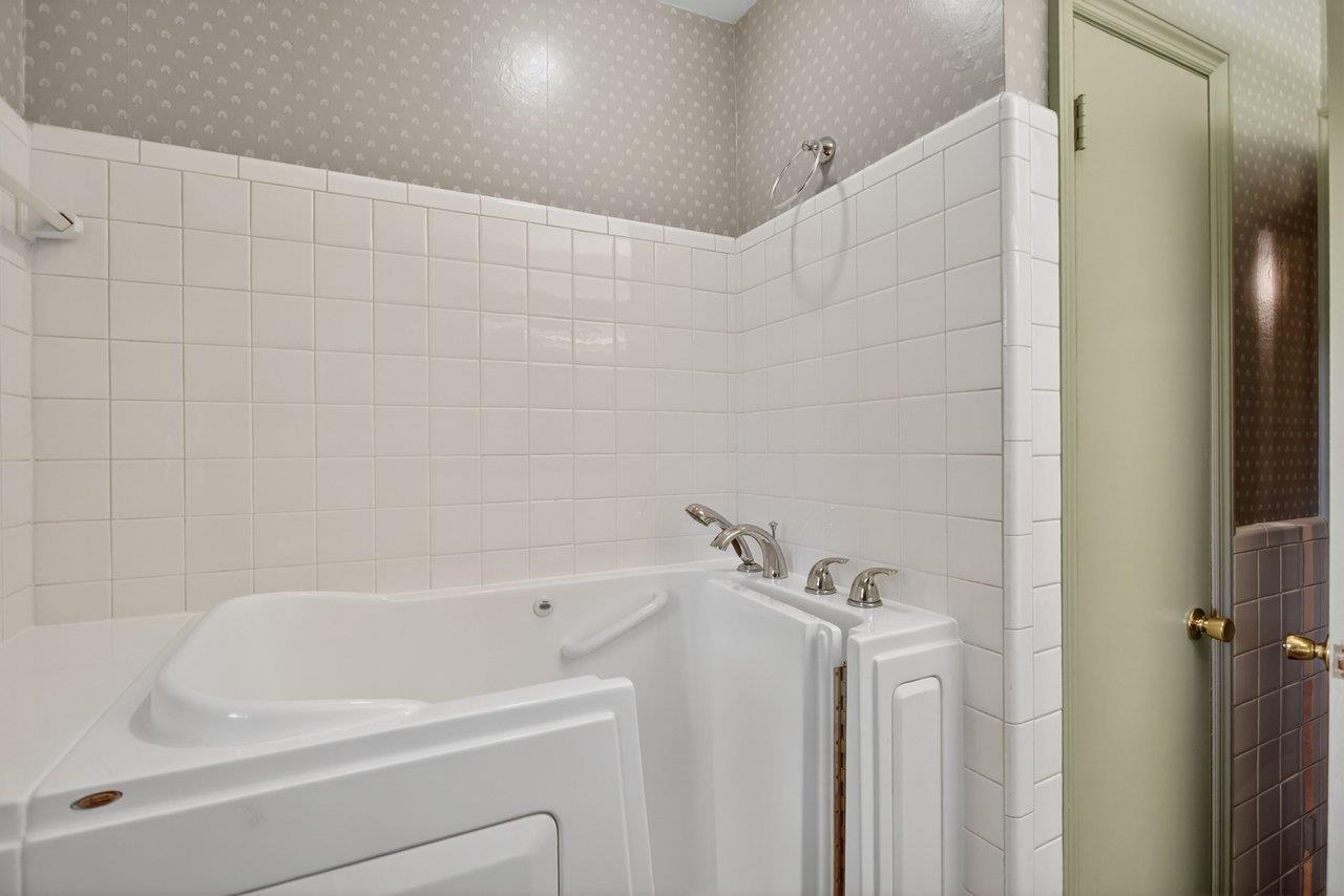 1104 RIDGEWOOD RD, HARRISONBURG, Virginia 22801, 4 Bedrooms Bedrooms, ,2 BathroomsBathrooms,Residential,1104 RIDGEWOOD RD,677319 MLS # 677319