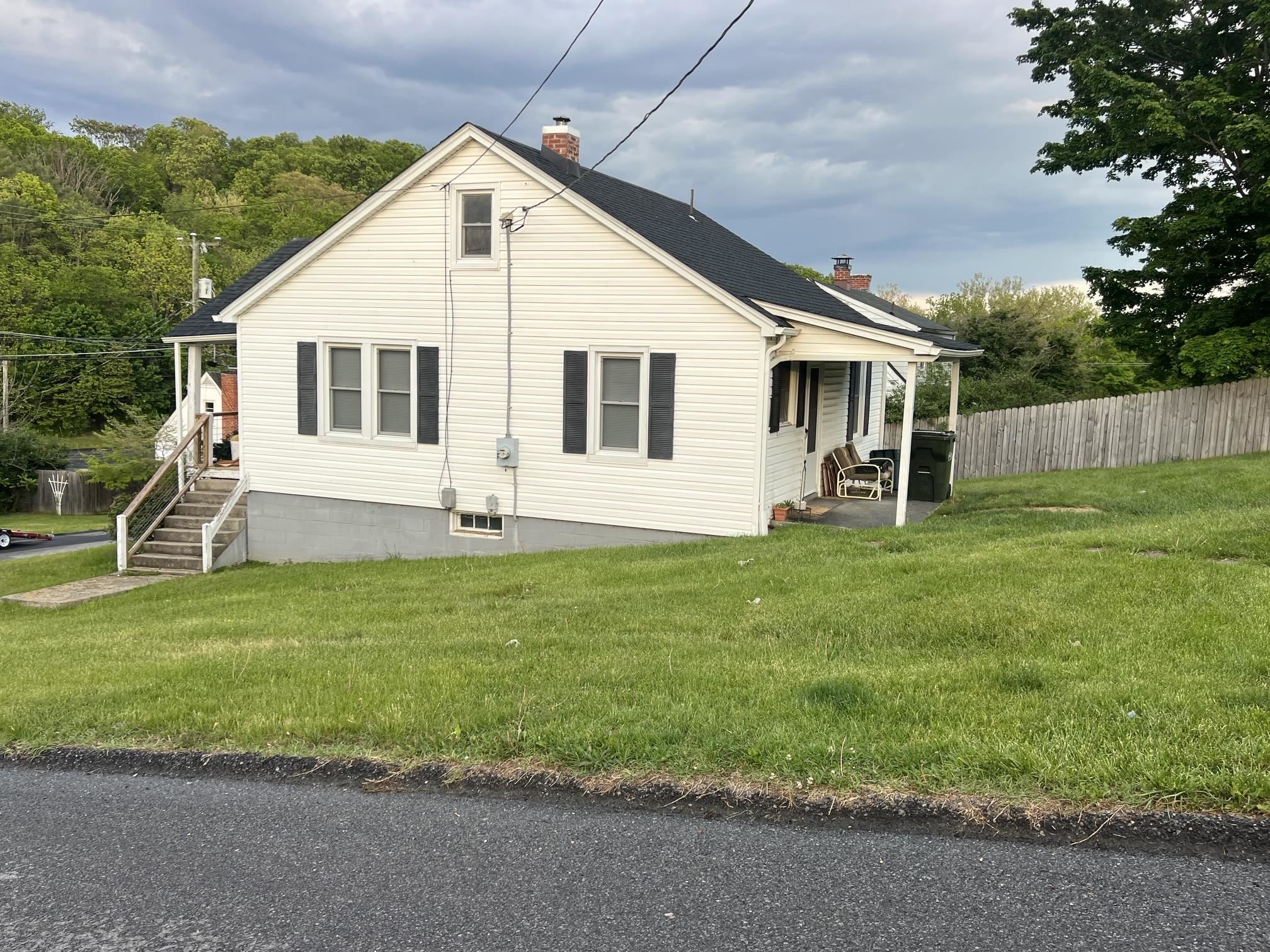 2106 POPLAR ST, STAUNTON, Virginia 24401, 2 Bedrooms Bedrooms, ,1 BathroomBathrooms,Residential,2106 POPLAR ST,677342 MLS # 677342 2106 POPLAR ST, STAUNTON, Virginia 24401, 2 Bedrooms Bedrooms, ,1 BathroomBathrooms,Residential,2106 POPLAR ST,677342 MLS # 677342