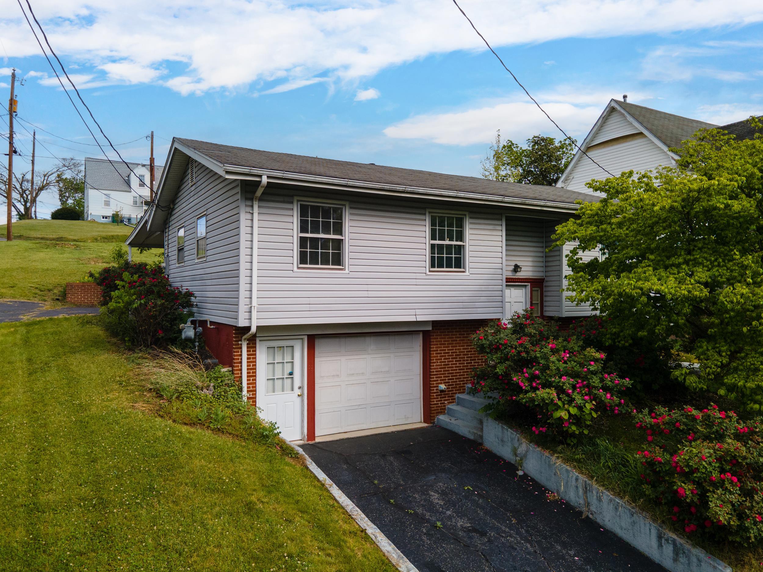 801 GRAYSON AVE, WAYNESBORO, Virginia 22980, 3 Bedrooms Bedrooms, ,2 BathroomsBathrooms,Residential,801 Grayson Ave, Waynesboro VA, 22980,801 GRAYSON AVE,672742 MLS # 672742 801 GRAYSON AVE, WAYNESBORO, Virginia 22980, 3 Bedrooms Bedrooms, ,2 BathroomsBathrooms,Residential,801 Grayson Ave, Waynesboro VA, 22980,801 GRAYSON AVE,672742 MLS # 672742