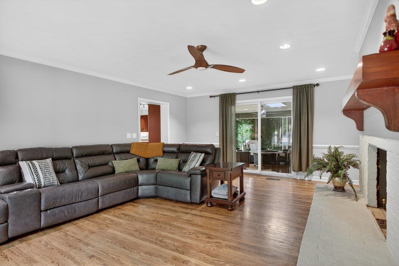 Opens out on to the adjoining Sunroom Opens out on to the adjoining Sunroom