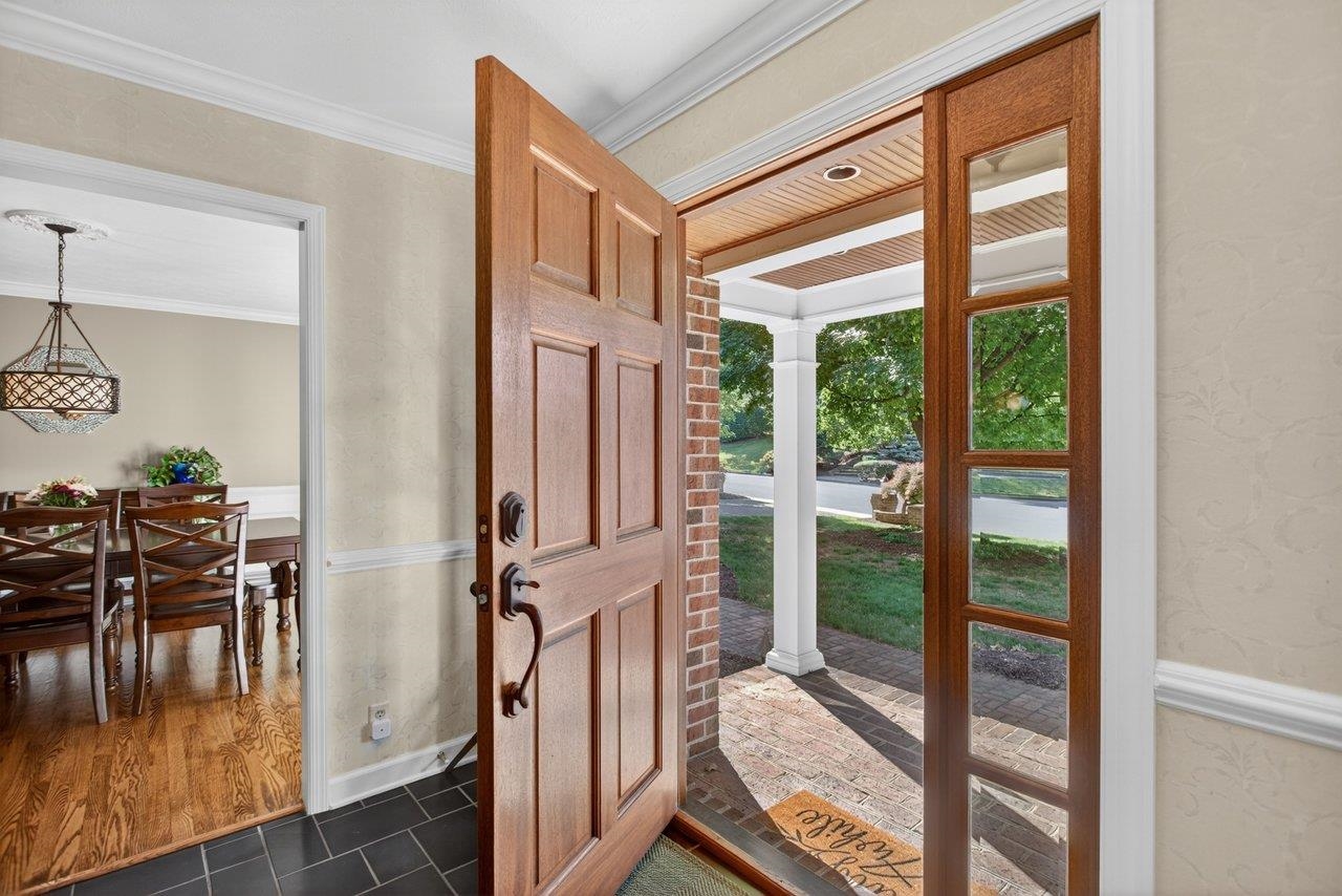 Step into this home and you will love what you see! Step into this home and you will love what you see!