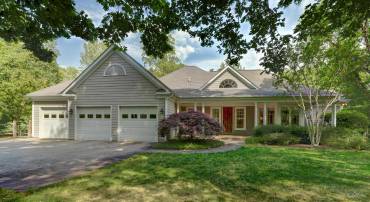 Meticulously maintained home on 22+ acres in the Murray school district in Ivy.