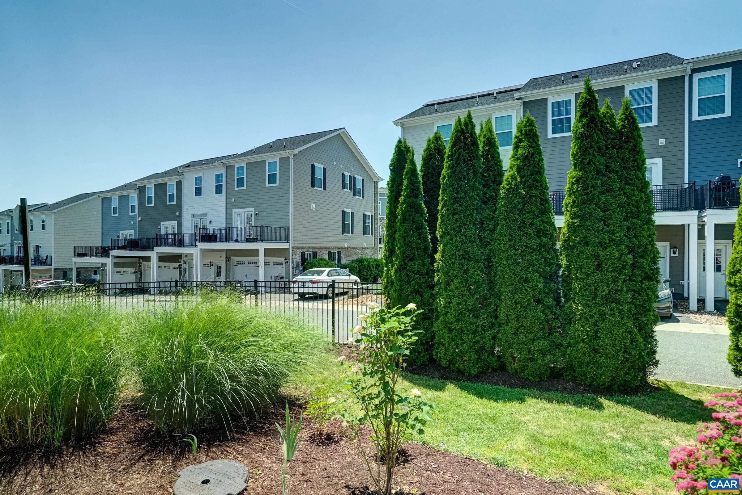 Huge corner lot with lawn area and privacy screening plants is maintained by HOA! Huge corner lot with lawn area and privacy screening plants is maintained by HOA!
