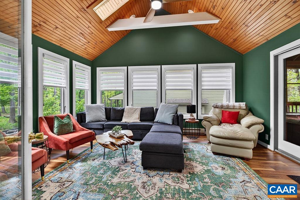 Wonderful four-season room perfect for year-round enjoyment Wonderful four-season room perfect for year-round enjoyment