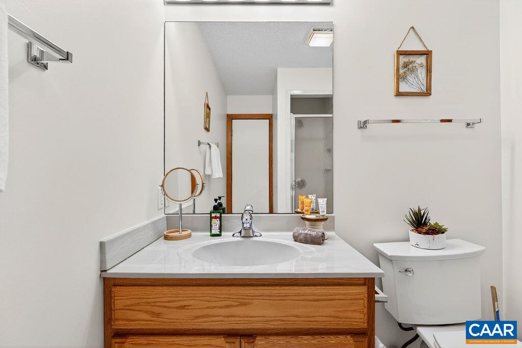 Full bath for the two guest suites on the first level. Full bath for the two guest suites on the first level.