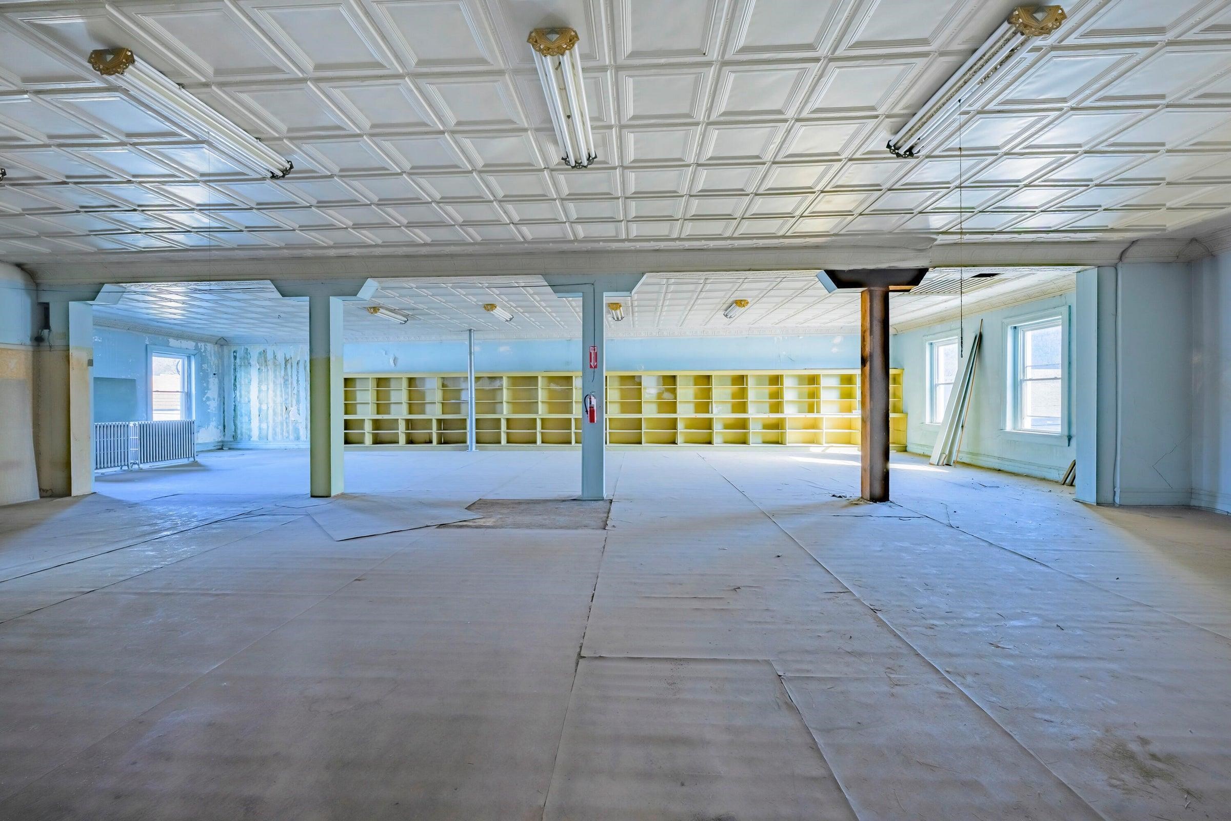 Spacious 3rd floor area.