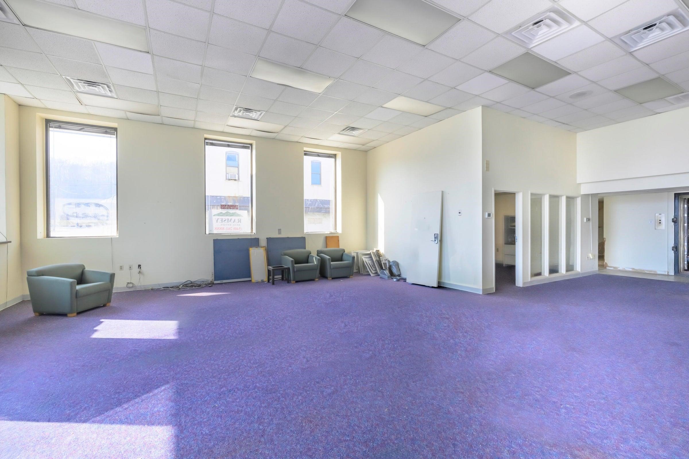 Spacious area. Lots of sunlight.