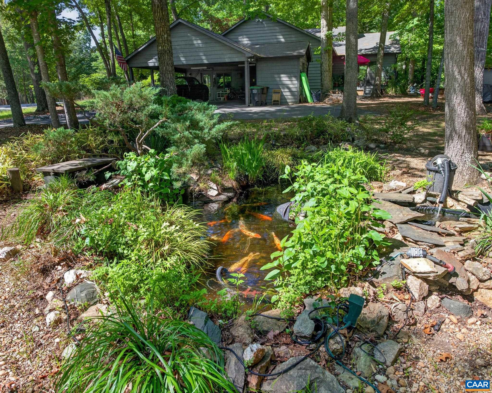 Screened Porch. The sound of the water is so soothing!