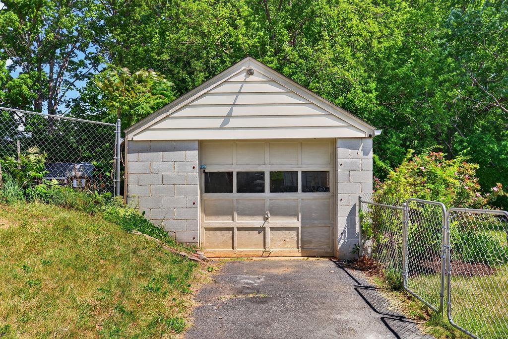 1003 SKYMONT RD, STAUNTON, Virginia 24401, 3 Bedrooms Bedrooms, ,1 BathroomBathrooms,Residential,1003 SKYMONT RD,677440 MLS # 677440