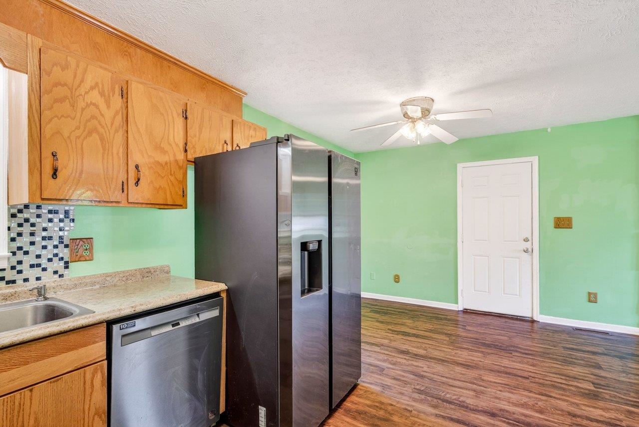 605 13TH ST, GROTTOES, Virginia 24441, 3 Bedrooms Bedrooms, ,1 BathroomBathrooms,Residential,605 13TH ST,677444 MLS # 677444