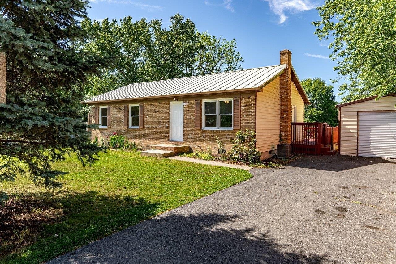 605 13TH ST, GROTTOES, Virginia 24441, 3 Bedrooms Bedrooms, ,1 BathroomBathrooms,Residential,605 13TH ST,677444 MLS # 677444