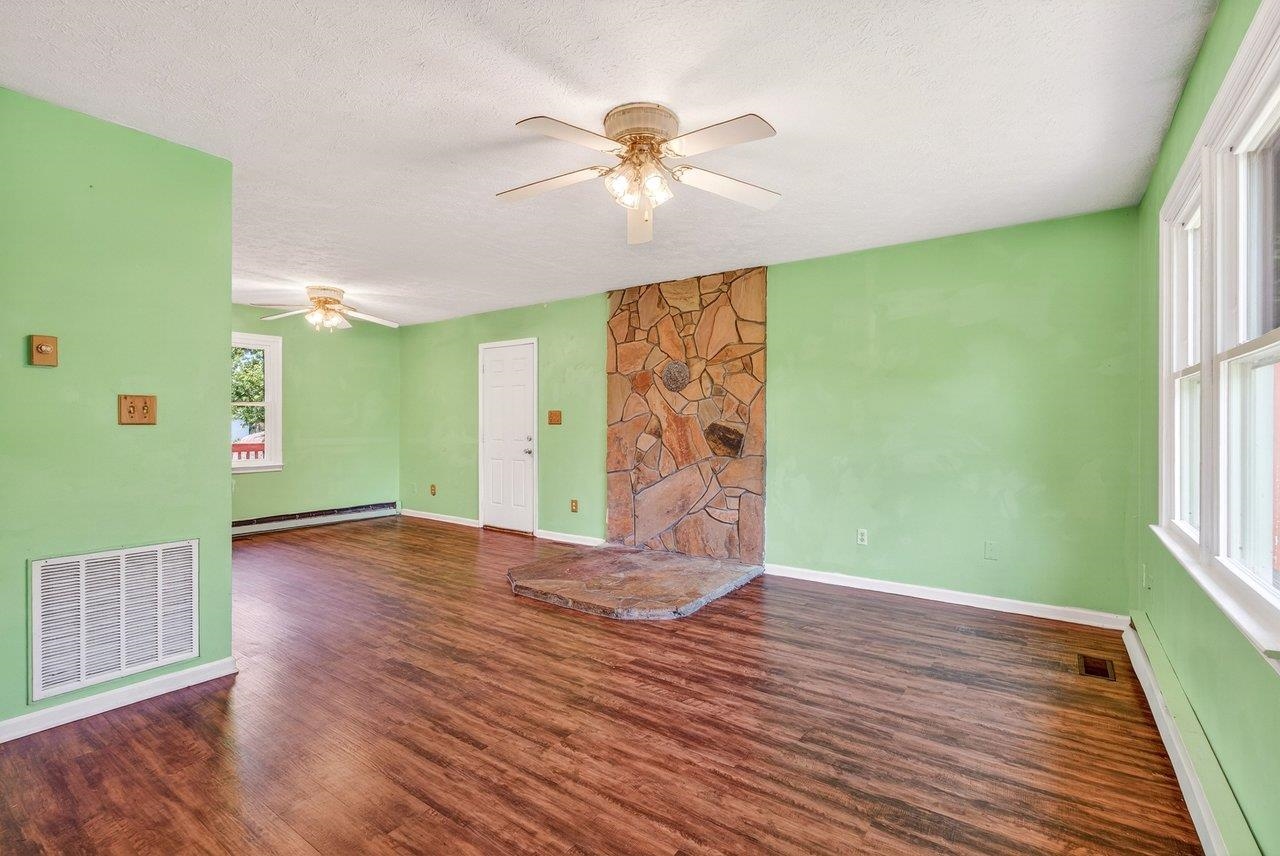 605 13TH ST, GROTTOES, Virginia 24441, 3 Bedrooms Bedrooms, ,1 BathroomBathrooms,Residential,605 13TH ST,677444 MLS # 677444