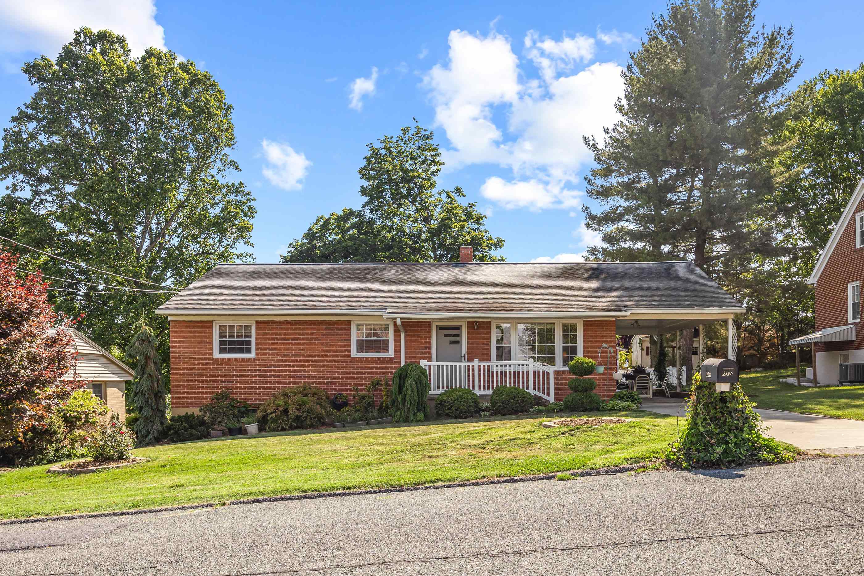 208 TUXEDO RD, STAUNTON, Virginia 24401, 3 Bedrooms Bedrooms, ,1 BathroomBathrooms,Residential,Brick ranch with a sunroom, fenced yard, and full ,208 TUXEDO RD,677477 MLS # 677477 208 TUXEDO RD, STAUNTON, Virginia 24401, 3 Bedrooms Bedrooms, ,1 BathroomBathrooms,Residential,Brick ranch with a sunroom, fenced yard, and full ,208 TUXEDO RD,677477 MLS # 677477