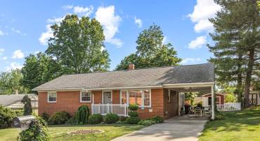 208 TUXEDO RD, STAUNTON, Virginia 24401, 3 Bedrooms Bedrooms, ,1 BathroomBathrooms,Residential,Brick ranch with a sunroom, fenced yard, and full ,208 TUXEDO RD,677477 MLS # 677477