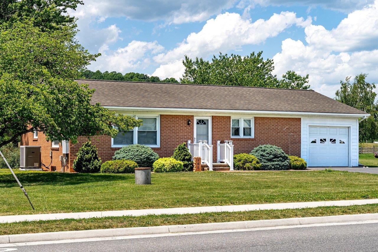 310 DRY RIVER RD, BRIDGEWATER, Virginia 22812, 3 Bedrooms Bedrooms, ,1 BathroomBathrooms,Residential,310 DRY RIVER RD,677478 MLS # 677478