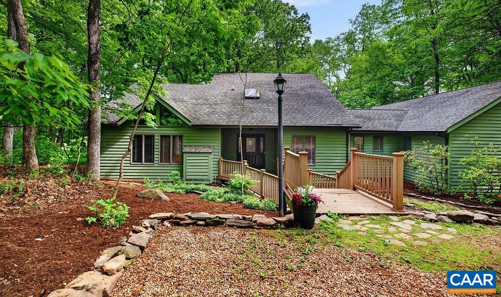 New exterior paint. Decks and front porch/ walkways also just power washed.