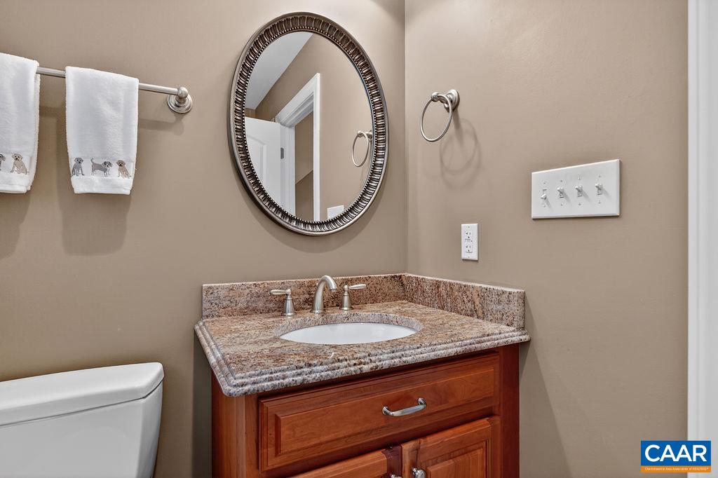 Full bath in the upstairs guest suite. Full bath in the upstairs guest suite.