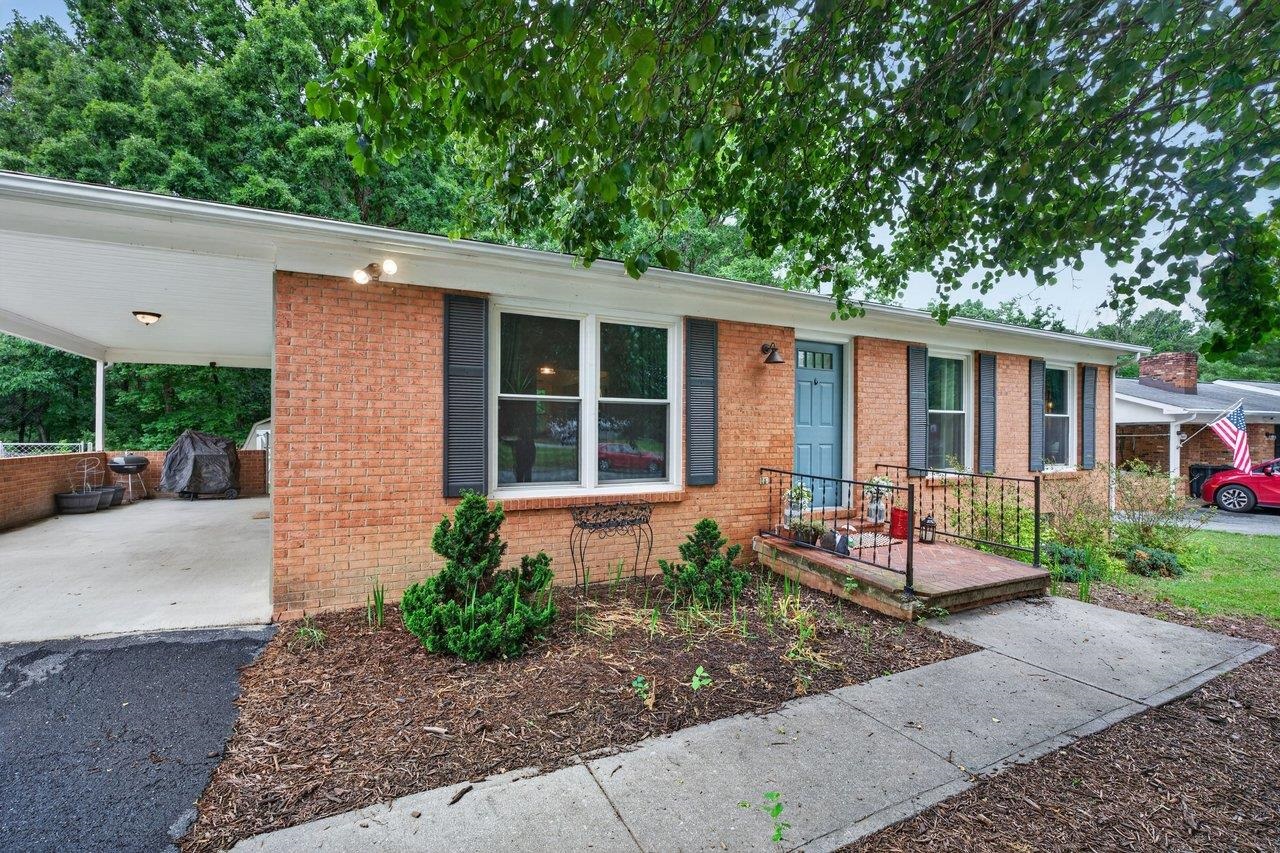 108 BRIARWOOD CIR, STAUNTON, Virginia 24401, 3 Bedrooms Bedrooms, ,2 BathroomsBathrooms,Residential,108 BRIARWOOD CIR,677549 MLS # 677549 108 BRIARWOOD CIR, STAUNTON, Virginia 24401, 3 Bedrooms Bedrooms, ,2 BathroomsBathrooms,Residential,108 BRIARWOOD CIR,677549 MLS # 677549