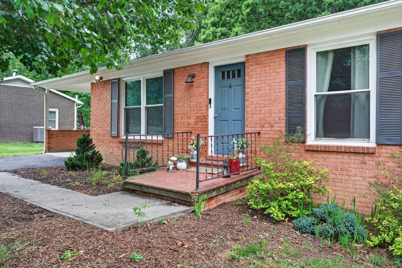 108 BRIARWOOD CIR, STAUNTON, Virginia 24401, 3 Bedrooms Bedrooms, ,2 BathroomsBathrooms,Residential,108 BRIARWOOD CIR,677549 MLS # 677549 108 BRIARWOOD CIR, STAUNTON, Virginia 24401, 3 Bedrooms Bedrooms, ,2 BathroomsBathrooms,Residential,108 BRIARWOOD CIR,677549 MLS # 677549