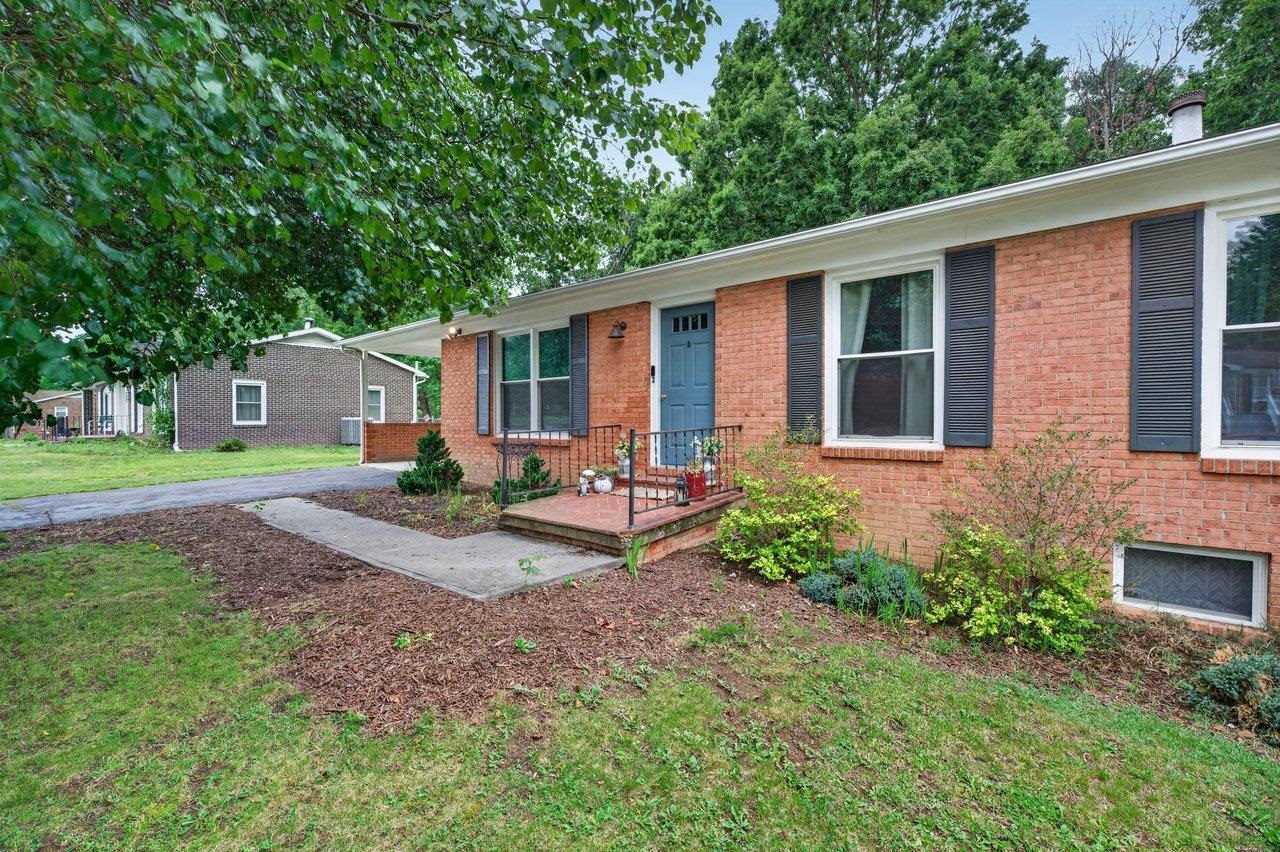 108 BRIARWOOD CIR, STAUNTON, Virginia 24401, 3 Bedrooms Bedrooms, ,2 BathroomsBathrooms,Residential,108 BRIARWOOD CIR,677549 MLS # 677549 108 BRIARWOOD CIR, STAUNTON, Virginia 24401, 3 Bedrooms Bedrooms, ,2 BathroomsBathrooms,Residential,108 BRIARWOOD CIR,677549 MLS # 677549