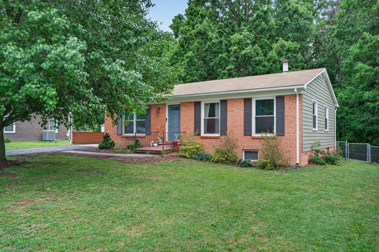 108 BRIARWOOD CIR, STAUNTON, Virginia 24401, 3 Bedrooms Bedrooms, ,2 BathroomsBathrooms,Residential,108 BRIARWOOD CIR,677549 MLS # 677549 108 BRIARWOOD CIR, STAUNTON, Virginia 24401, 3 Bedrooms Bedrooms, ,2 BathroomsBathrooms,Residential,108 BRIARWOOD CIR,677549 MLS # 677549