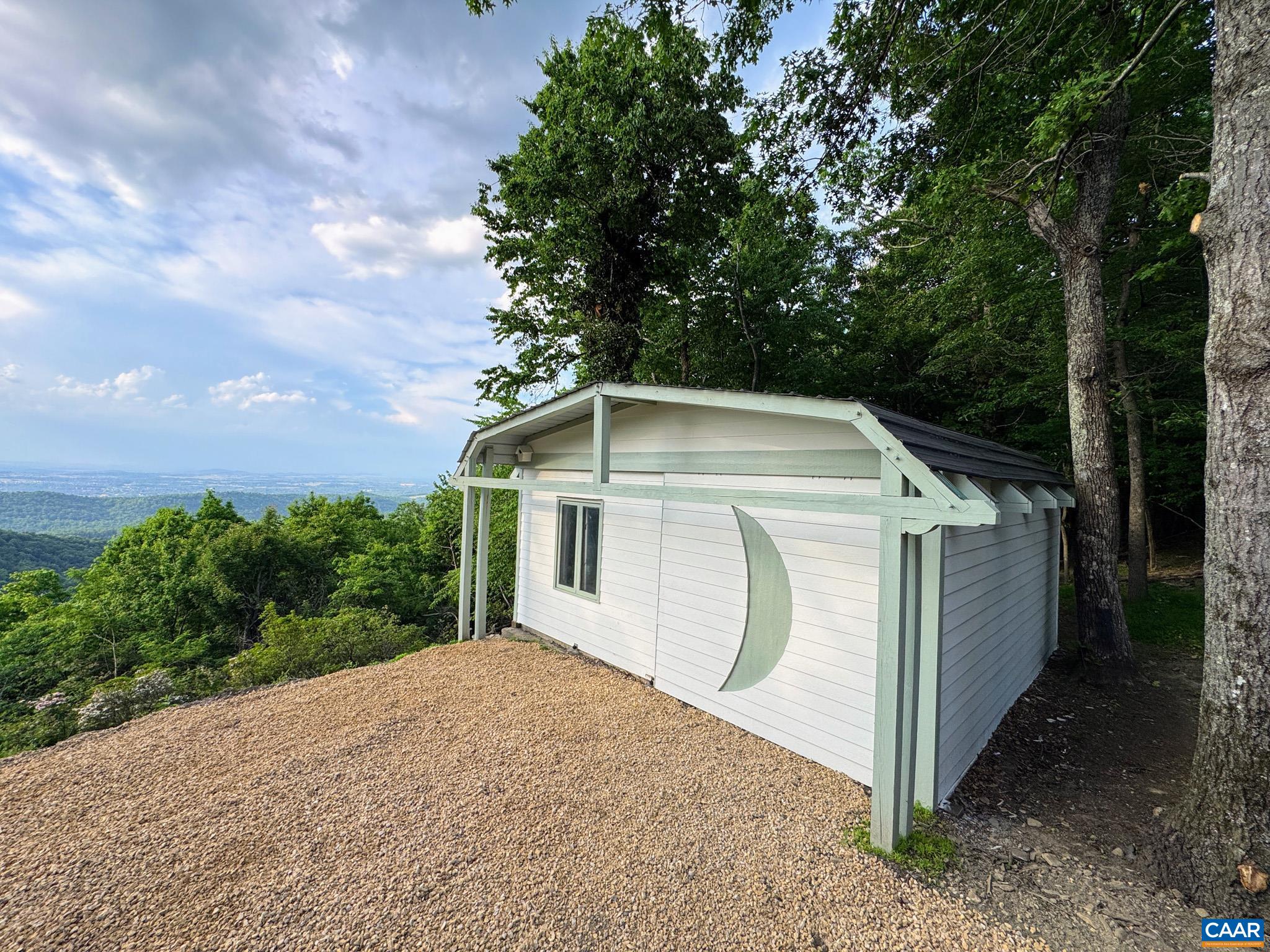 Even the 20' x 25' Garage has Views! Even the 20' x 25' Garage has Views!