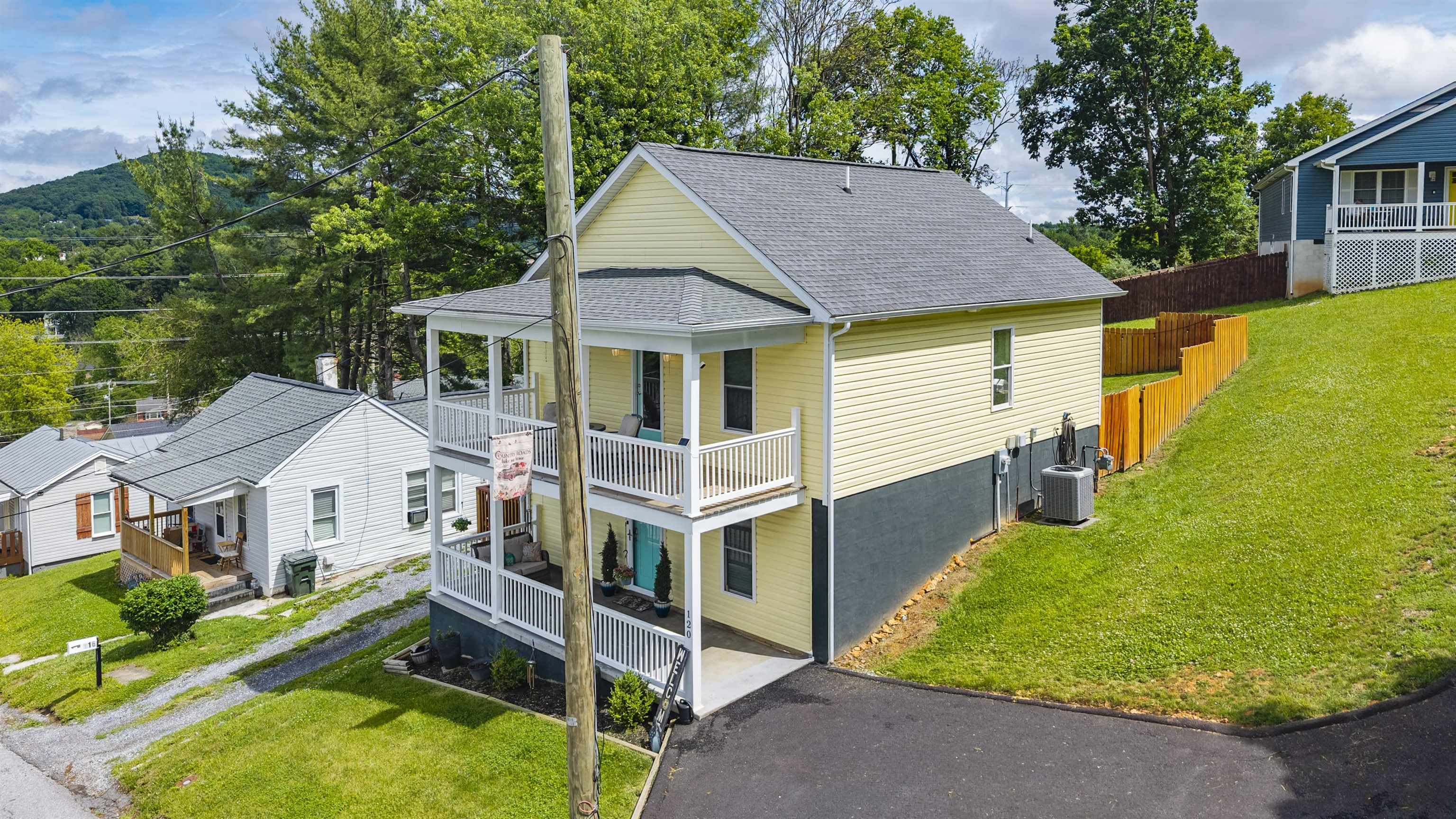 120 W GAY ST, STAUNTON, Virginia 24401, 3 Bedrooms Bedrooms, ,2 BathroomsBathrooms,Residential,120 W GAY ST,677571 MLS # 677571