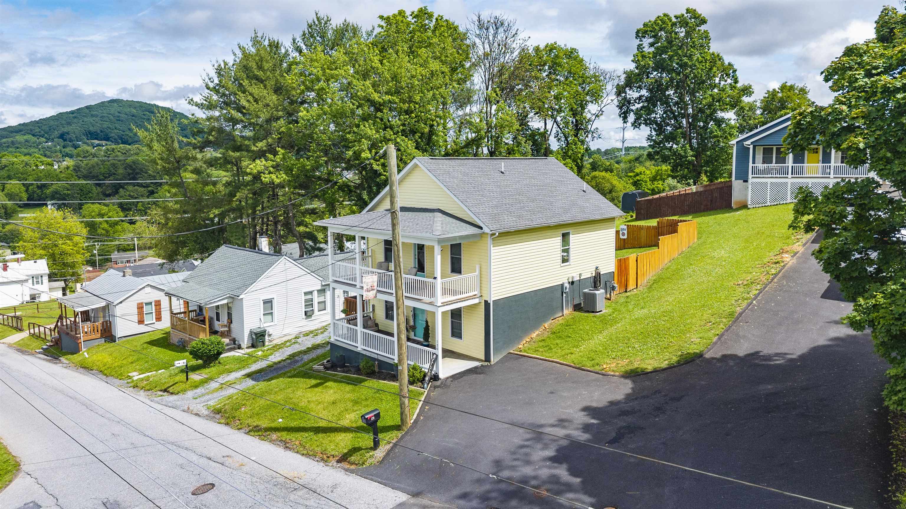 120 W GAY ST, STAUNTON, Virginia 24401, 3 Bedrooms Bedrooms, ,2 BathroomsBathrooms,Residential,120 W GAY ST,677571 MLS # 677571