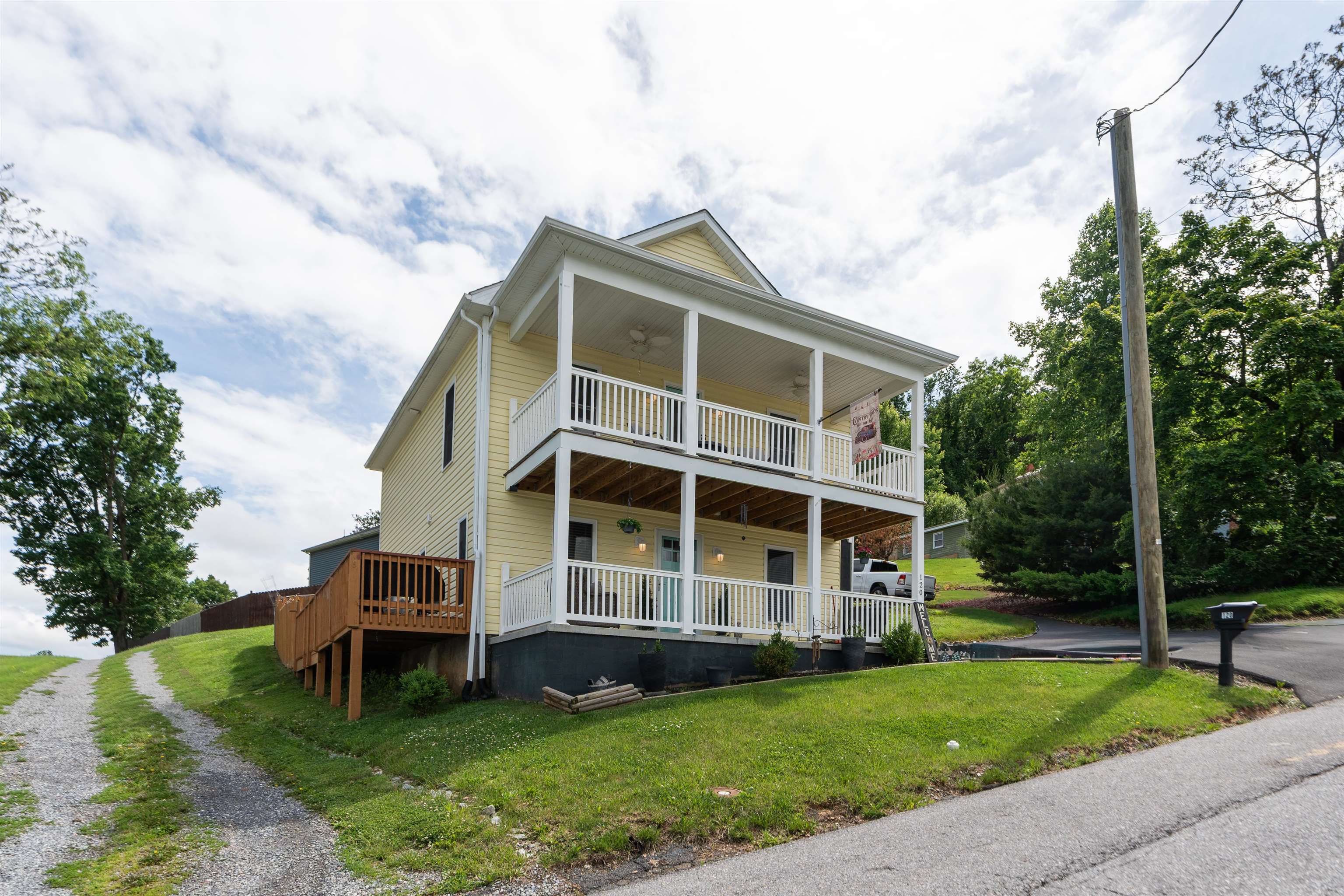 120 W GAY ST, STAUNTON, Virginia 24401, 3 Bedrooms Bedrooms, ,2 BathroomsBathrooms,Residential,120 W GAY ST,677571 MLS # 677571