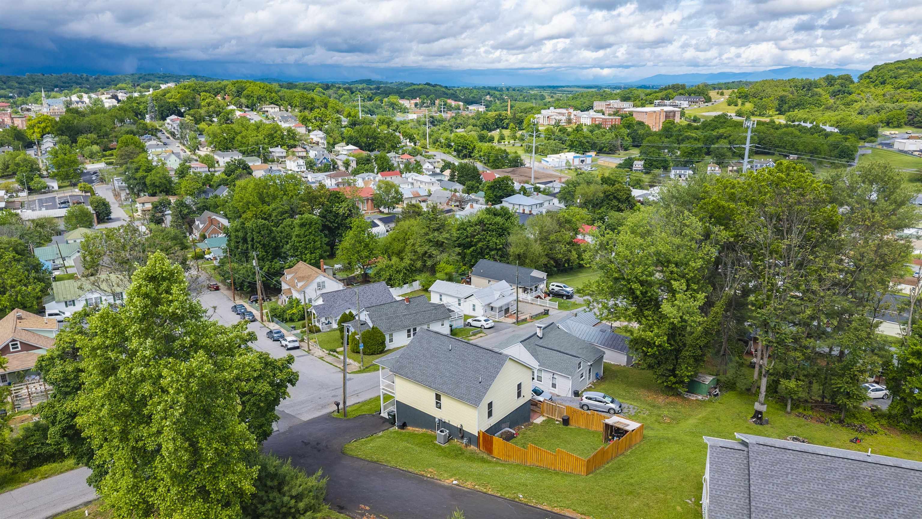 120 W GAY ST, STAUNTON, Virginia 24401, 3 Bedrooms Bedrooms, ,2 BathroomsBathrooms,Residential,120 W GAY ST,677571 MLS # 677571