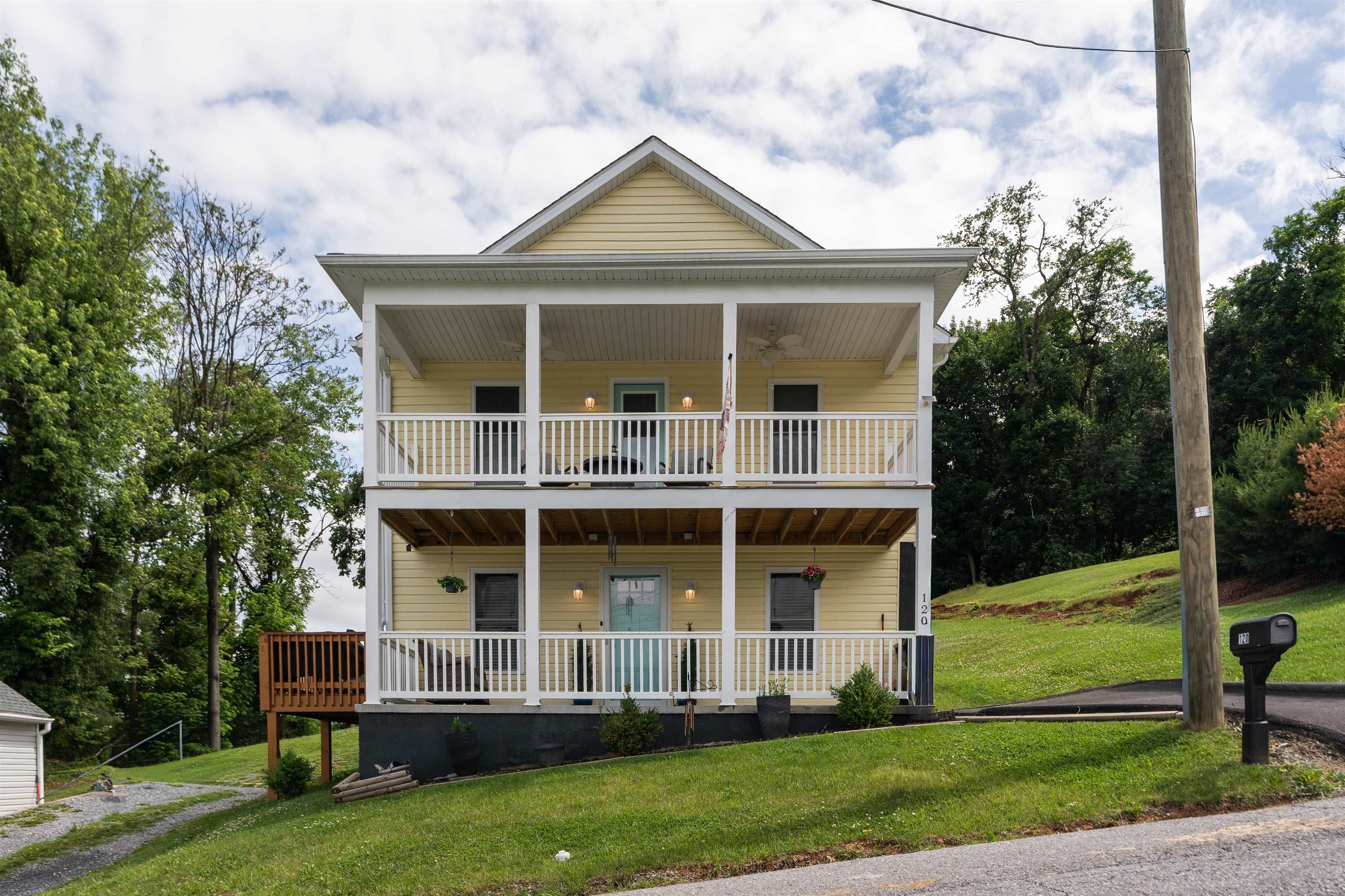 120 W GAY ST, STAUNTON, Virginia 24401, 3 Bedrooms Bedrooms, ,2 BathroomsBathrooms,Residential,120 W GAY ST,677571 MLS # 677571