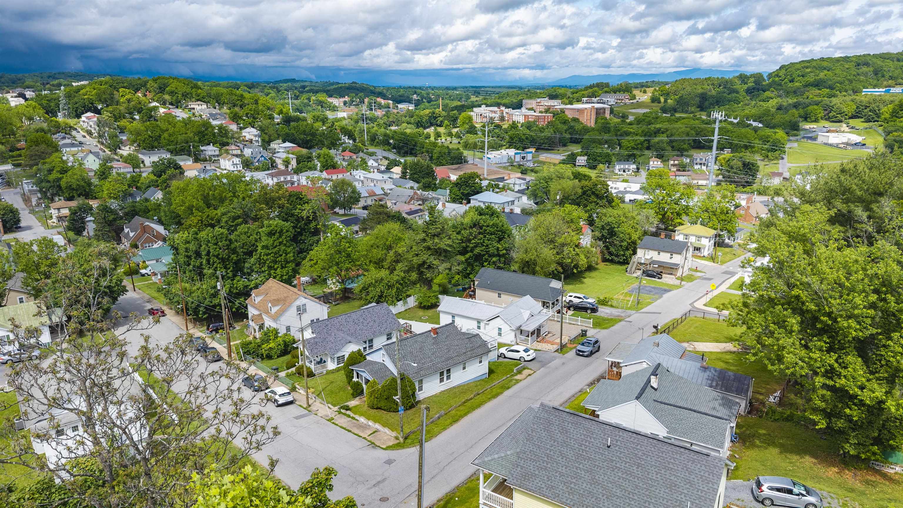 120 W GAY ST, STAUNTON, Virginia 24401, 3 Bedrooms Bedrooms, ,2 BathroomsBathrooms,Residential,120 W GAY ST,677571 MLS # 677571
