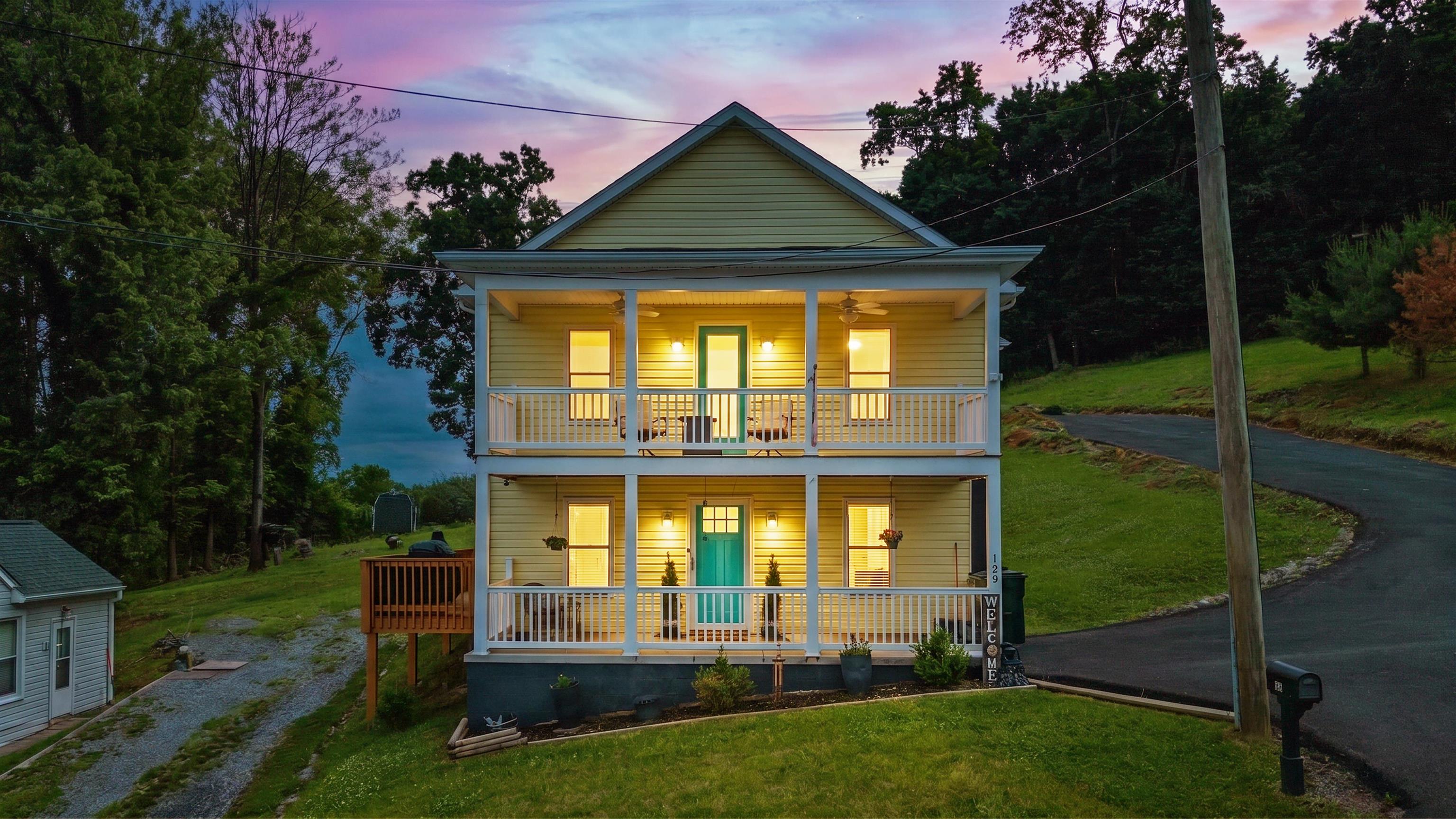 120 W GAY ST, STAUNTON, Virginia 24401, 3 Bedrooms Bedrooms, ,2 BathroomsBathrooms,Residential,120 W GAY ST,677571 MLS # 677571