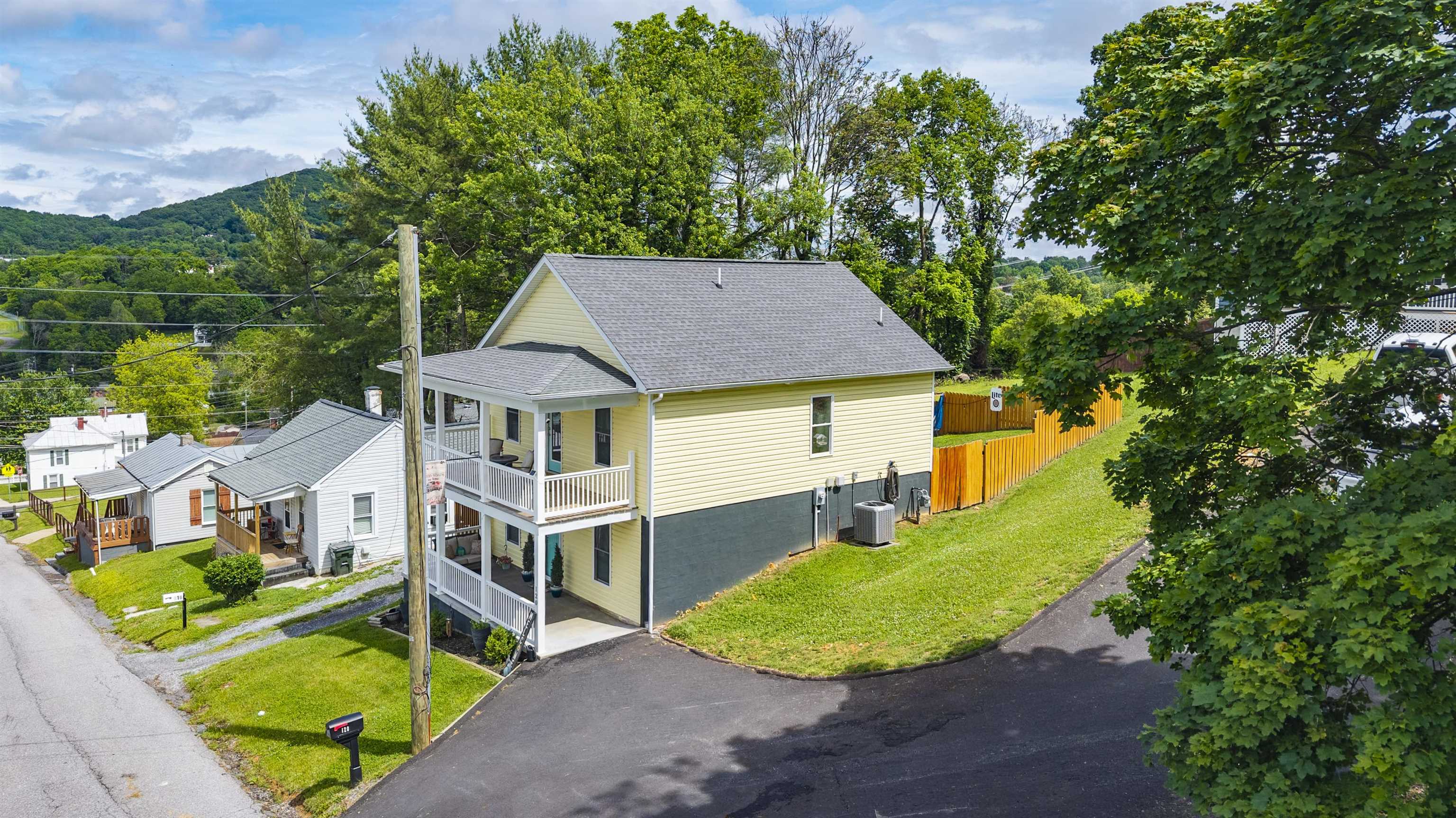 120 W GAY ST, STAUNTON, Virginia 24401, 3 Bedrooms Bedrooms, ,2 BathroomsBathrooms,Residential,120 W GAY ST,677571 MLS # 677571