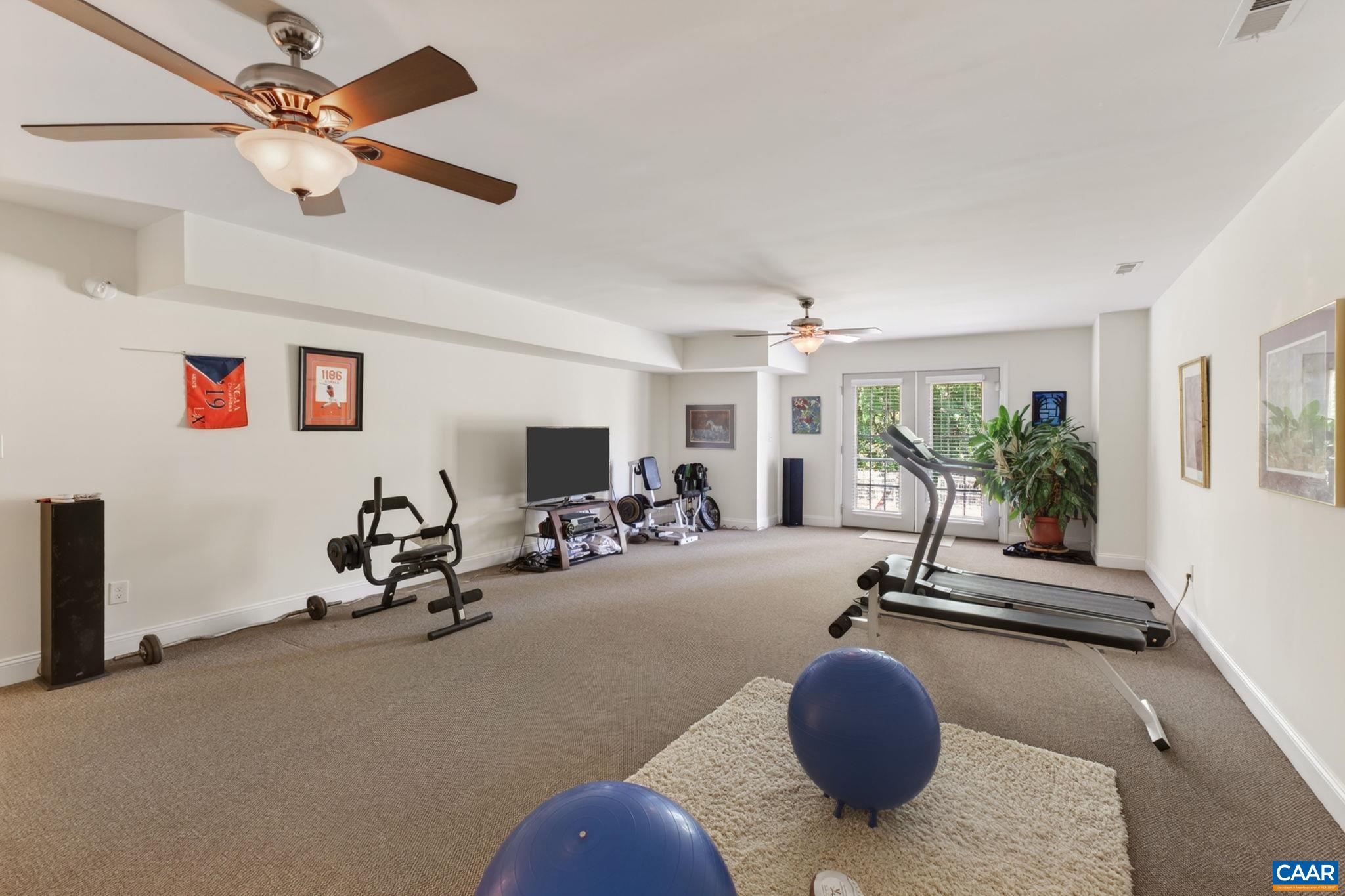 Currently used as a home gym, and has access to the rear terrace. Currently used as a home gym, and has access to the rear terrace.