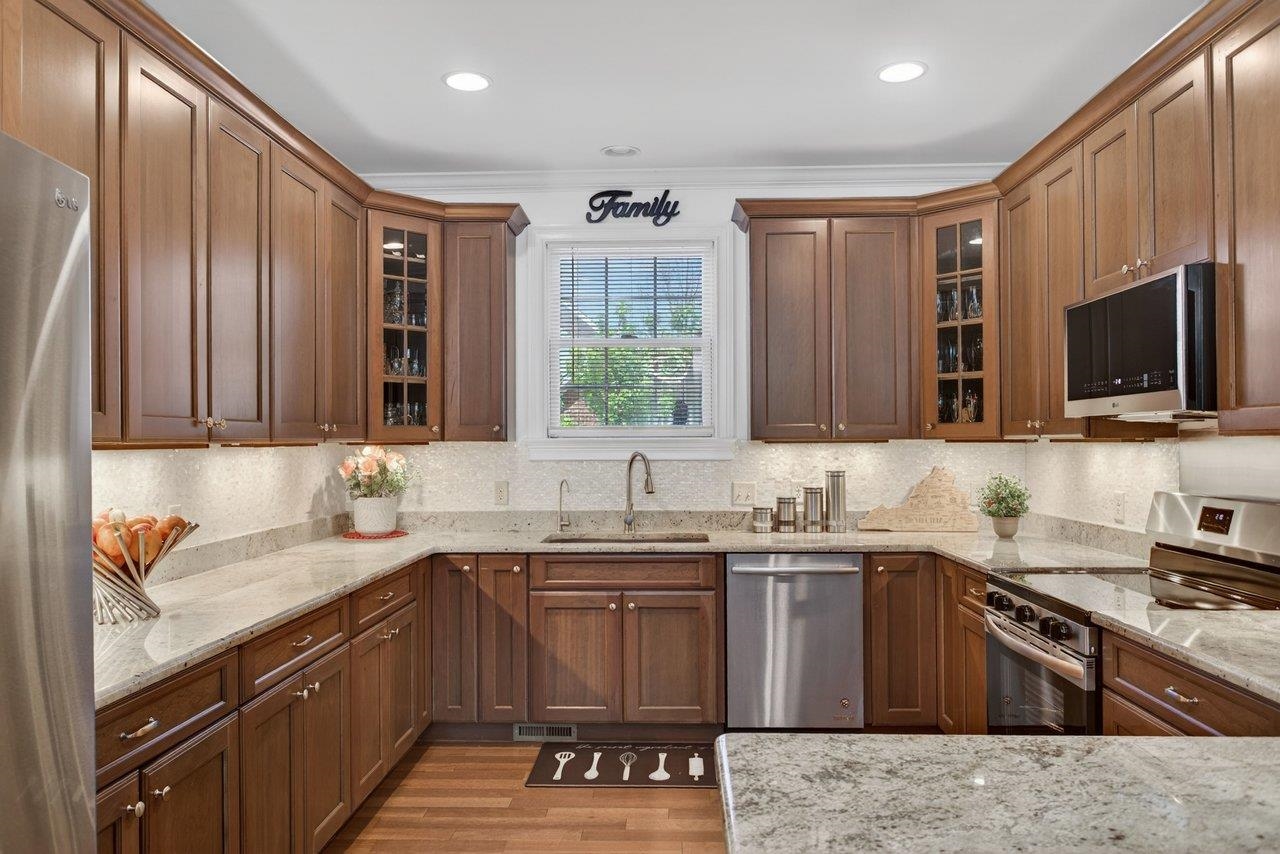 Granite counter tops, tile backsplash and lots of counter and cabinet space Granite counter tops, tile backsplash and lots of counter and cabinet space