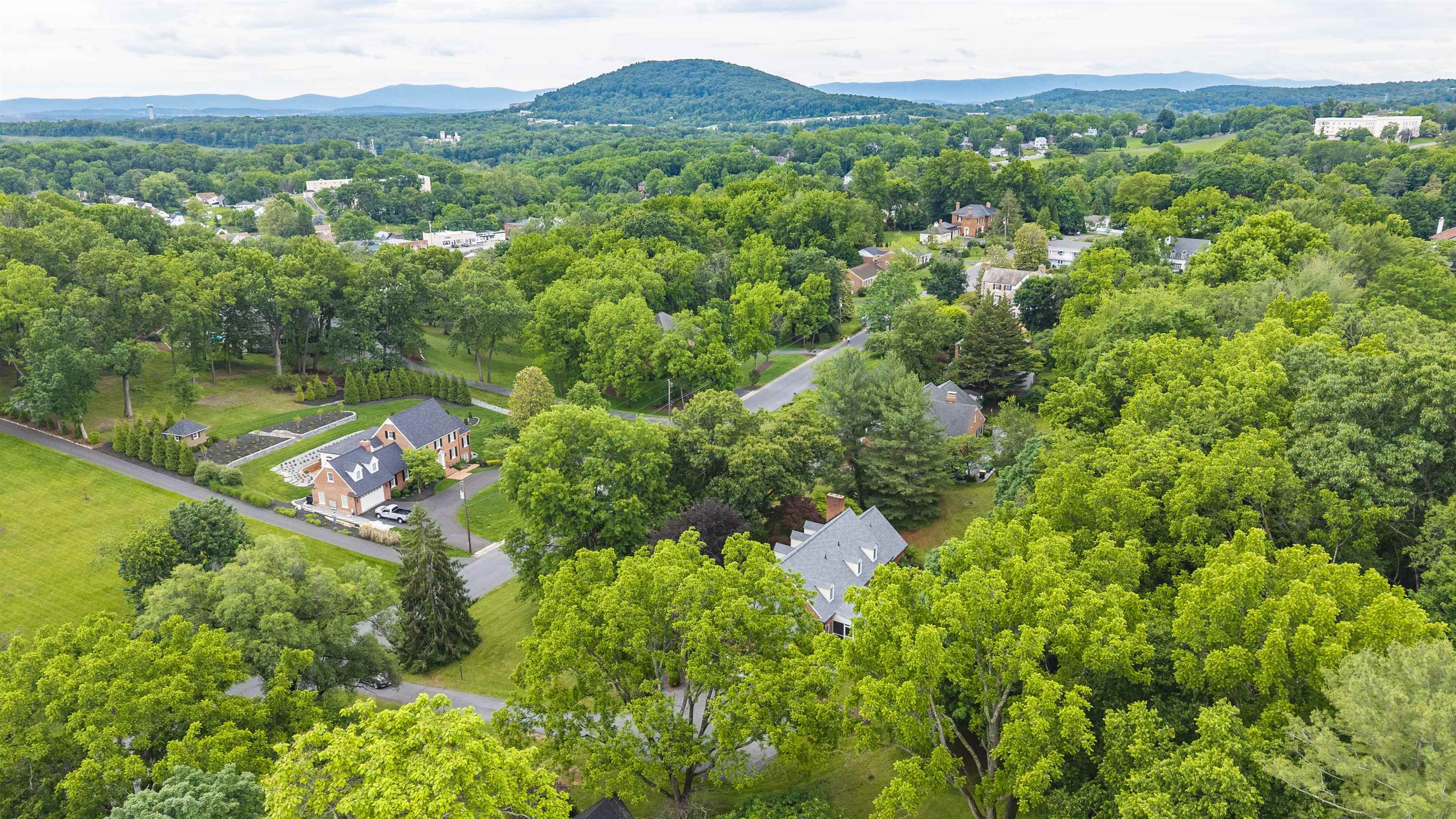 1430 DOGWOOD RD, STAUNTON, Virginia 24401, 3 Bedrooms Bedrooms, ,4 BathroomsBathrooms,Residential,1430 DOGWOOD RD,677701 MLS # 677701 1430 DOGWOOD RD, STAUNTON, Virginia 24401, 3 Bedrooms Bedrooms, ,4 BathroomsBathrooms,Residential,1430 DOGWOOD RD,677701 MLS # 677701