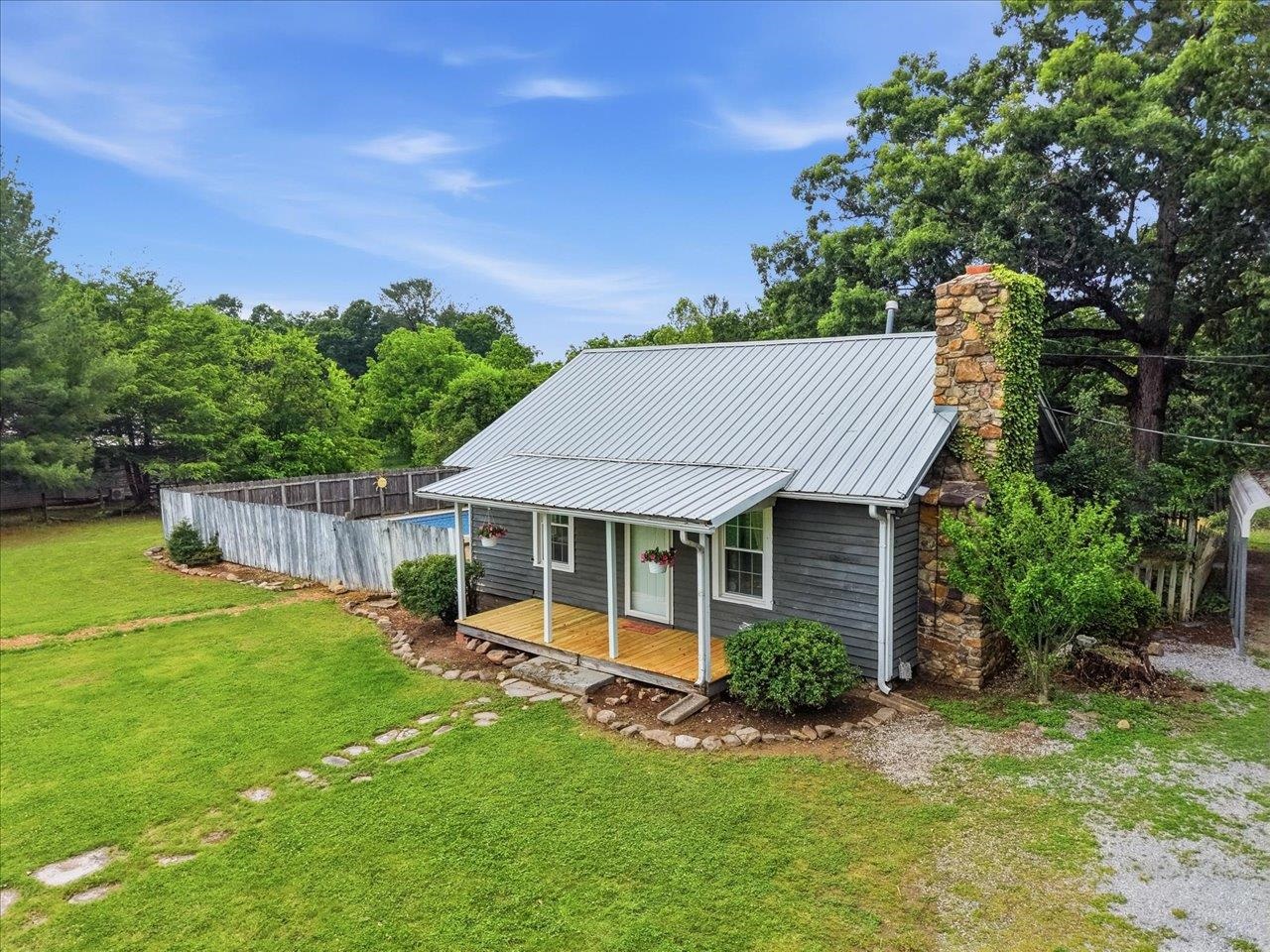 1296 NEW HOPE RD, STAUNTON, Virginia 24401, 2 Bedrooms Bedrooms, ,2 BathroomsBathrooms,Residential,1296 NEW HOPE RD,677703 MLS # 677703 1296 NEW HOPE RD, STAUNTON, Virginia 24401, 2 Bedrooms Bedrooms, ,2 BathroomsBathrooms,Residential,1296 NEW HOPE RD,677703 MLS # 677703
