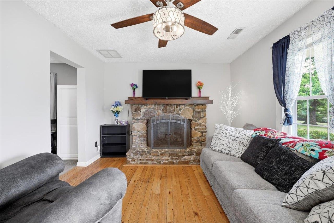 1296 NEW HOPE RD, STAUNTON, Virginia 24401, 2 Bedrooms Bedrooms, ,2 BathroomsBathrooms,Residential,1296 NEW HOPE RD,677703 MLS # 677703 1296 NEW HOPE RD, STAUNTON, Virginia 24401, 2 Bedrooms Bedrooms, ,2 BathroomsBathrooms,Residential,1296 NEW HOPE RD,677703 MLS # 677703