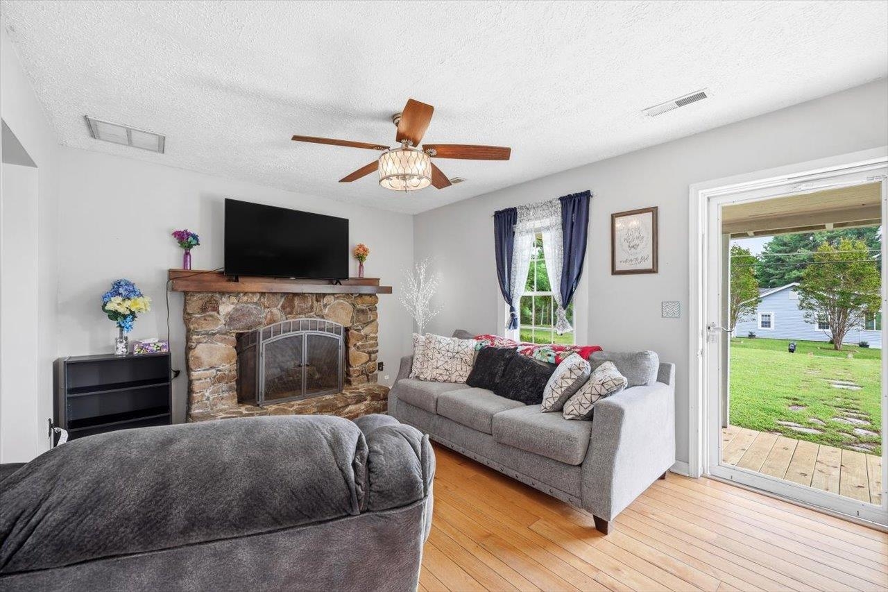 1296 NEW HOPE RD, STAUNTON, Virginia 24401, 2 Bedrooms Bedrooms, ,2 BathroomsBathrooms,Residential,1296 NEW HOPE RD,677703 MLS # 677703 1296 NEW HOPE RD, STAUNTON, Virginia 24401, 2 Bedrooms Bedrooms, ,2 BathroomsBathrooms,Residential,1296 NEW HOPE RD,677703 MLS # 677703