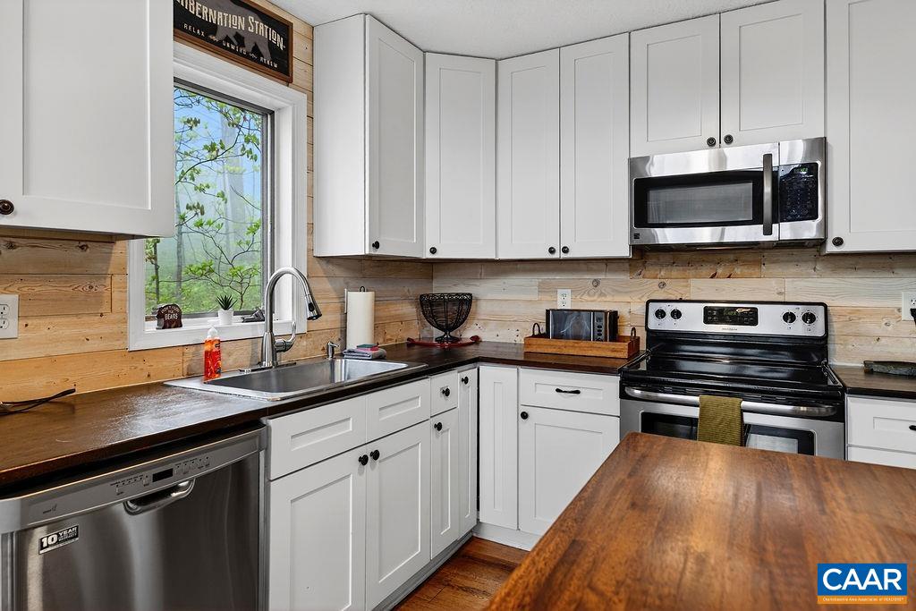 138 OAK LN, WINTERGREEN RESORT, Virginia 22967, 3 Bedrooms Bedrooms, ,2 BathroomsBathrooms,Residential,138 OAK LN,677731 MLS # 677731 138 OAK LN, WINTERGREEN RESORT, Virginia 22967, 3 Bedrooms Bedrooms, ,2 BathroomsBathrooms,Residential,138 OAK LN,677731 MLS # 677731
